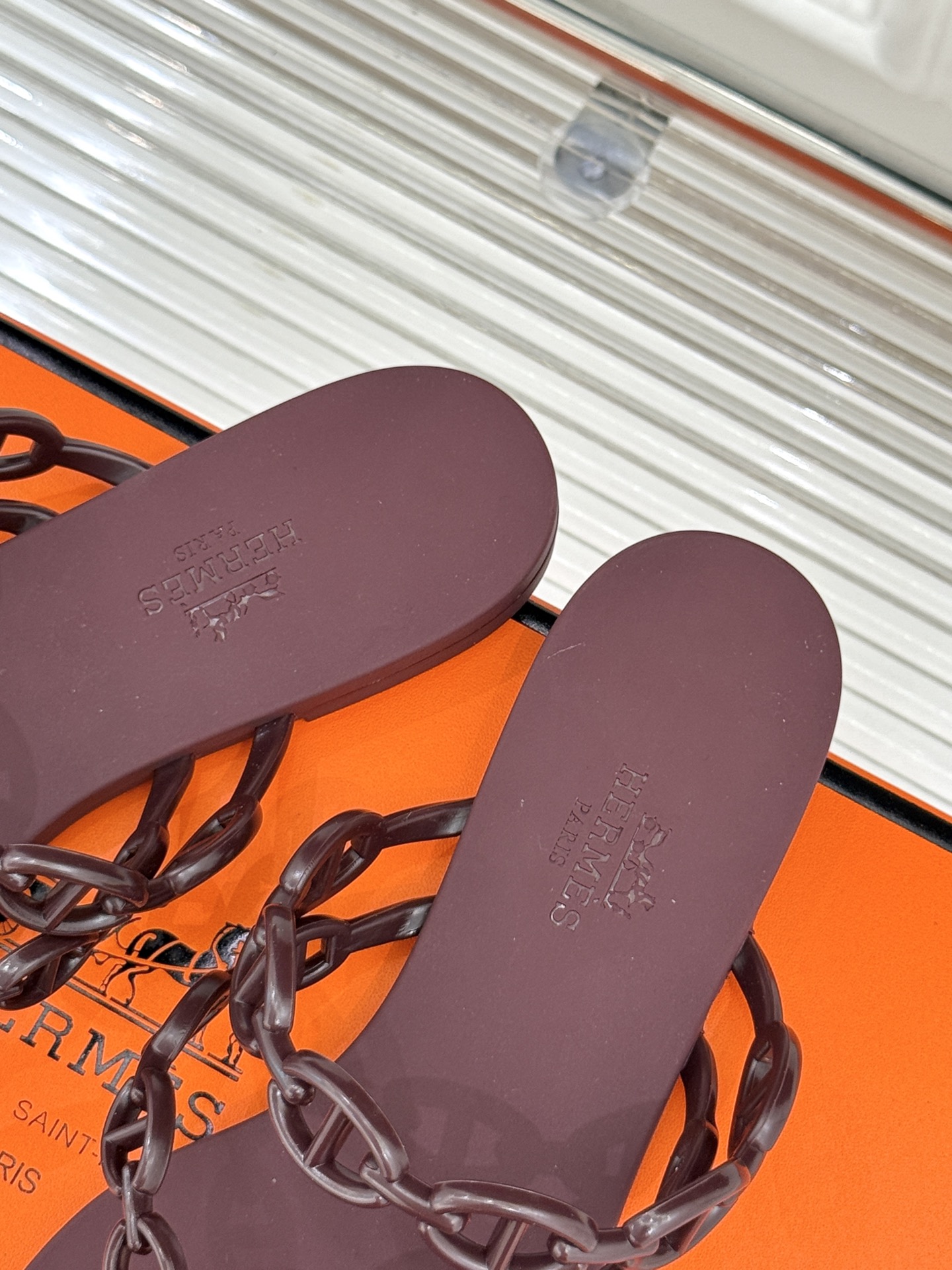 
Hermès/爱马仕经典猪鼻子链条
夹脚人字拖鞋
蜈蚣精的鞋柜没它可不行 🥰
性价比超高的链条拖 yy