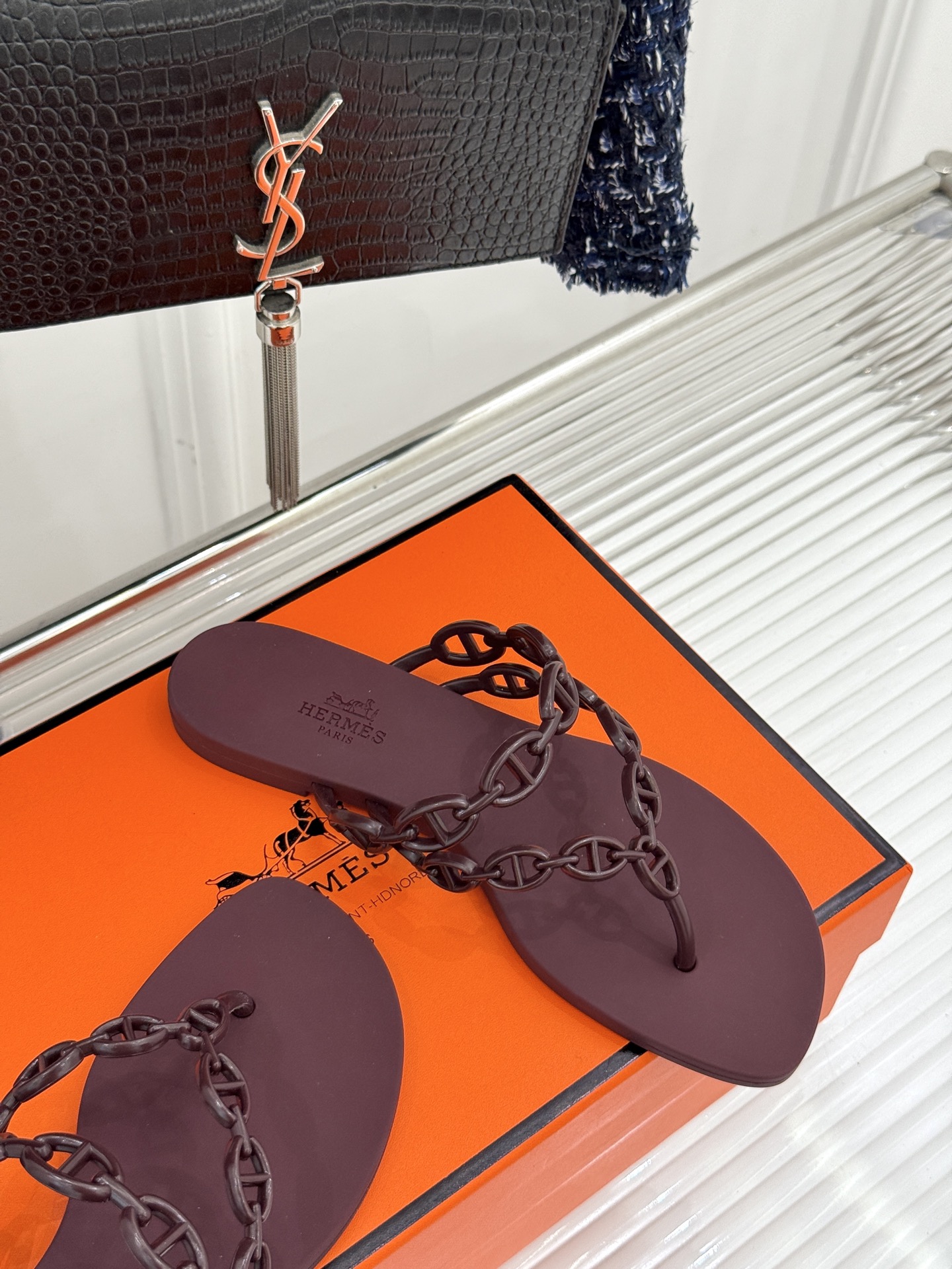 
Hermès/爱马仕经典猪鼻子链条
夹脚人字拖鞋
蜈蚣精的鞋柜没它可不行 🥰
性价比超高的链条拖 yy