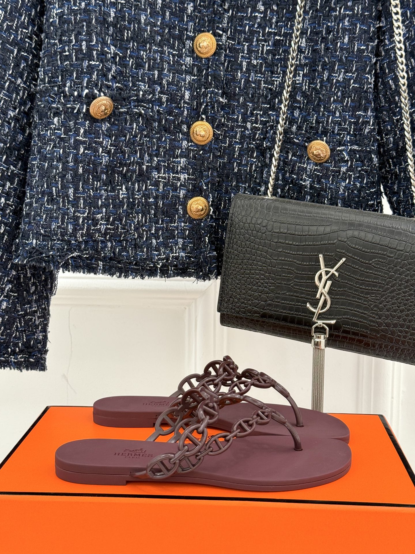 
Hermès/爱马仕经典猪鼻子链条
夹脚人字拖鞋
蜈蚣精的鞋柜没它可不行 🥰
性价比超高的链条拖 yy