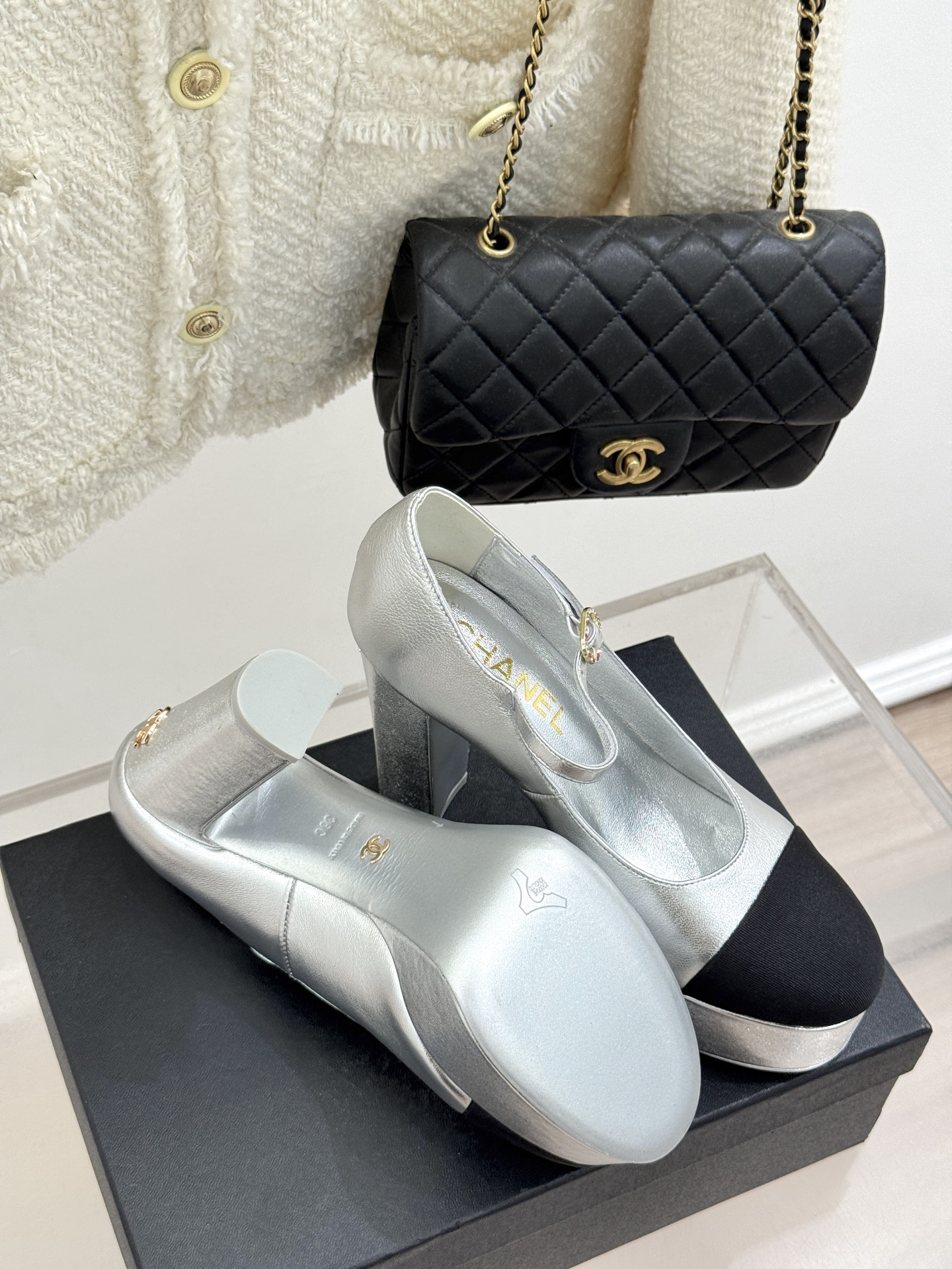 
CHANE*｜小香25。春夏新品
走秀双C防水台高跟鞋👠
个性时尚潮流 必入款 
上脚不仅显腿细  而