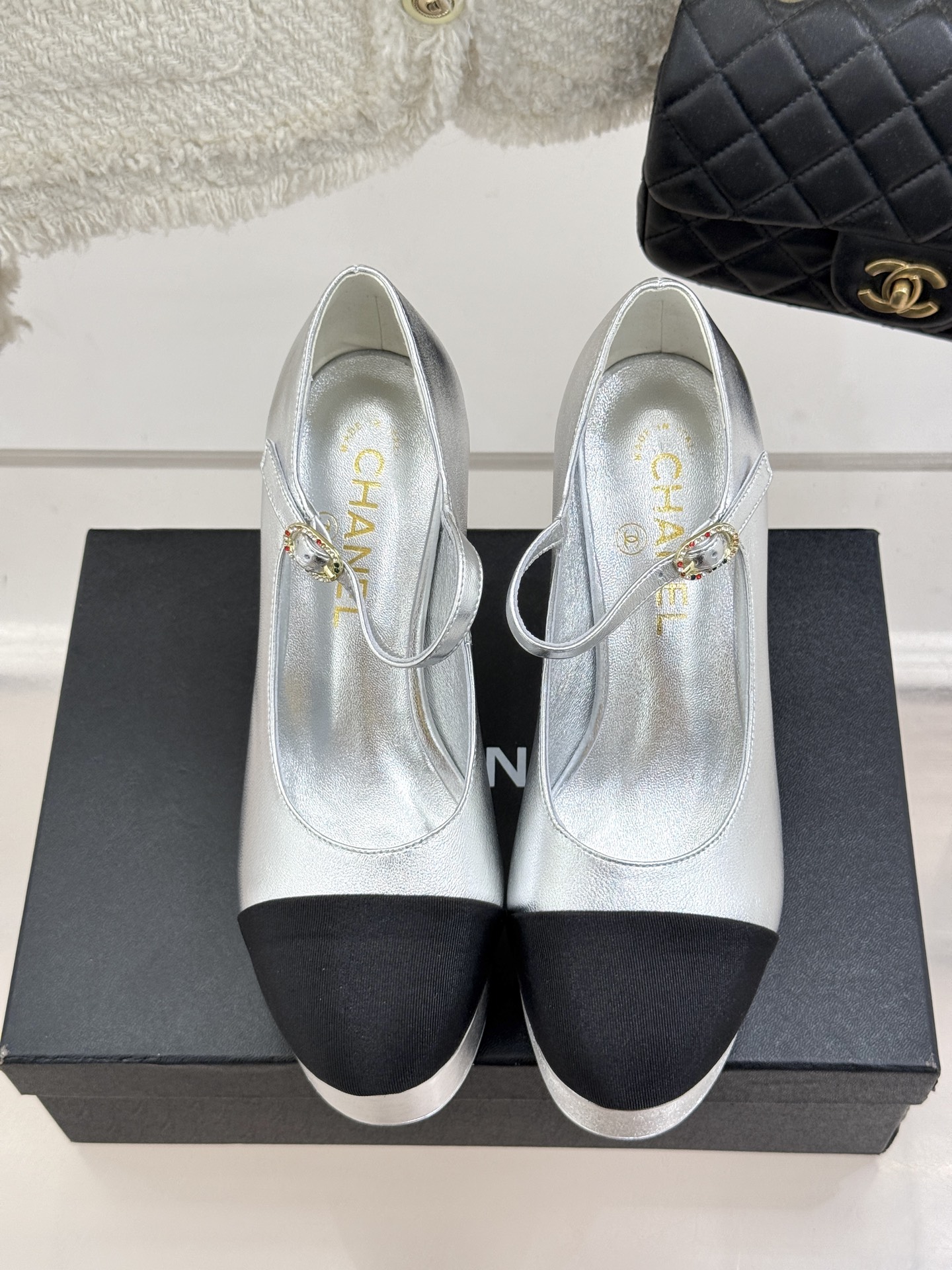 
CHANE*｜小香25。春夏新品
走秀双C防水台高跟鞋👠
个性时尚潮流 必入款 
上脚不仅显腿细  而