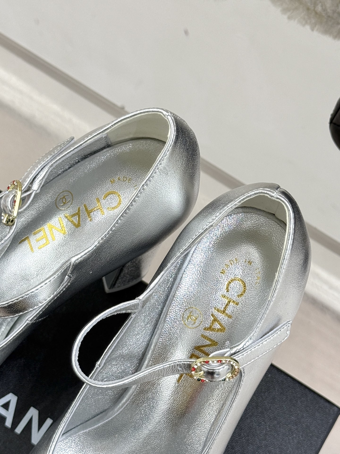 
CHANE*｜小香25。春夏新品
走秀双C防水台高跟鞋👠
个性时尚潮流 必入款 
上脚不仅显腿细  而
