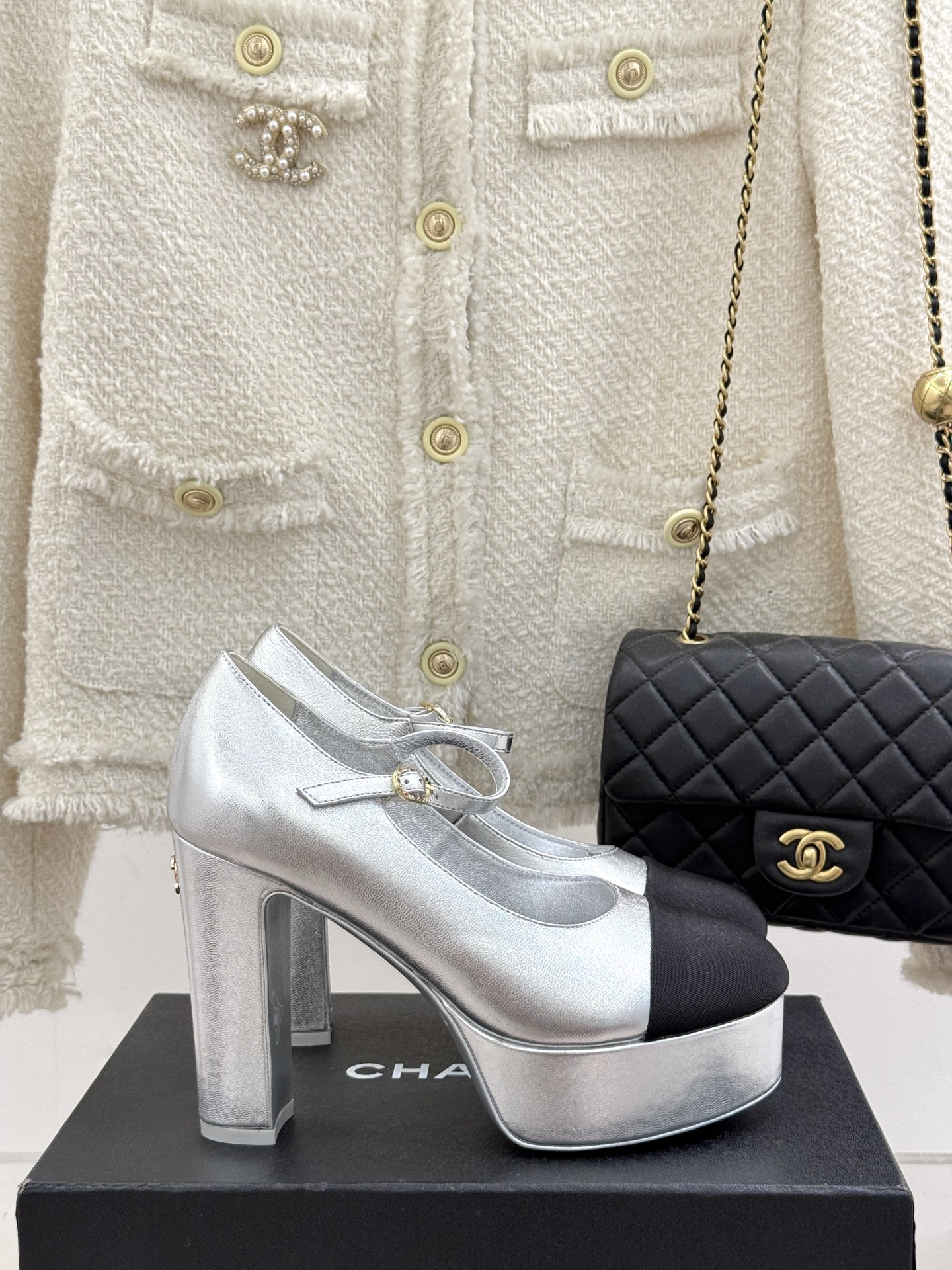 
CHANE*｜小香25。春夏新品
走秀双C防水台高跟鞋👠
个性时尚潮流 必入款 
上脚不仅显腿细  而