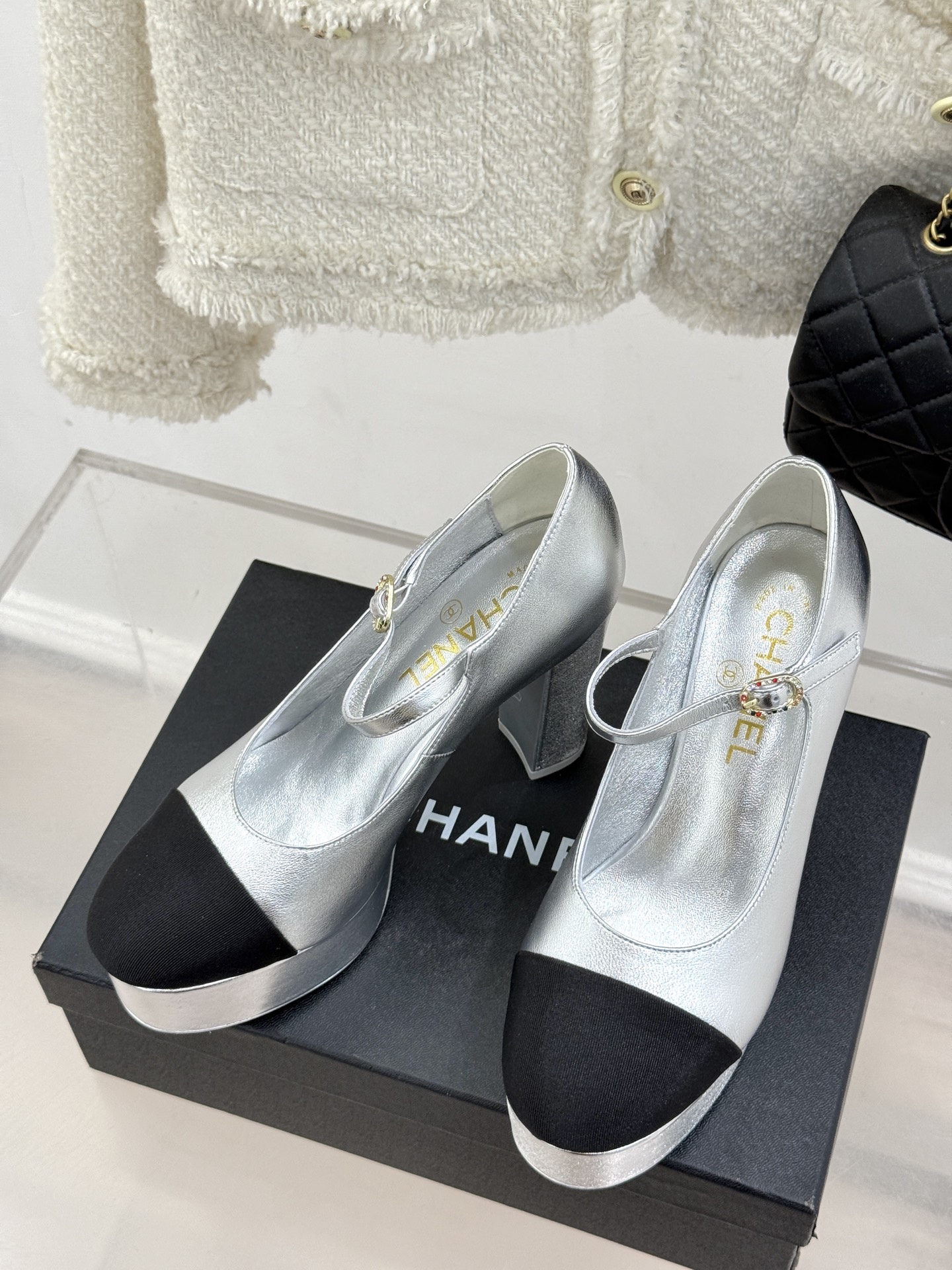 
CHANE*｜小香25。春夏新品
走秀双C防水台高跟鞋👠
个性时尚潮流 必入款 
上脚不仅显腿细  而