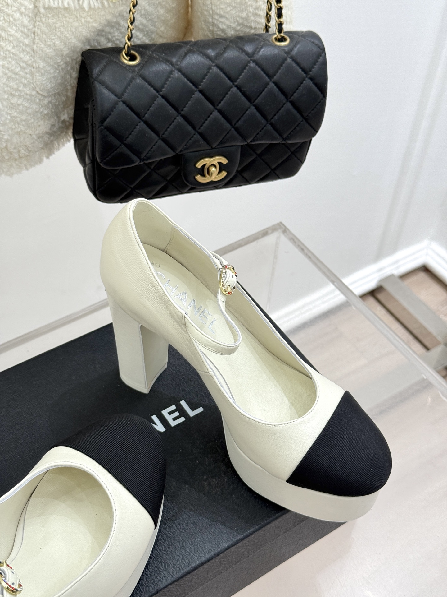 
CHANE*｜小香25。春夏新品
走秀双C防水台高跟鞋👠
个性时尚潮流 必入款 
上脚不仅显腿细  而