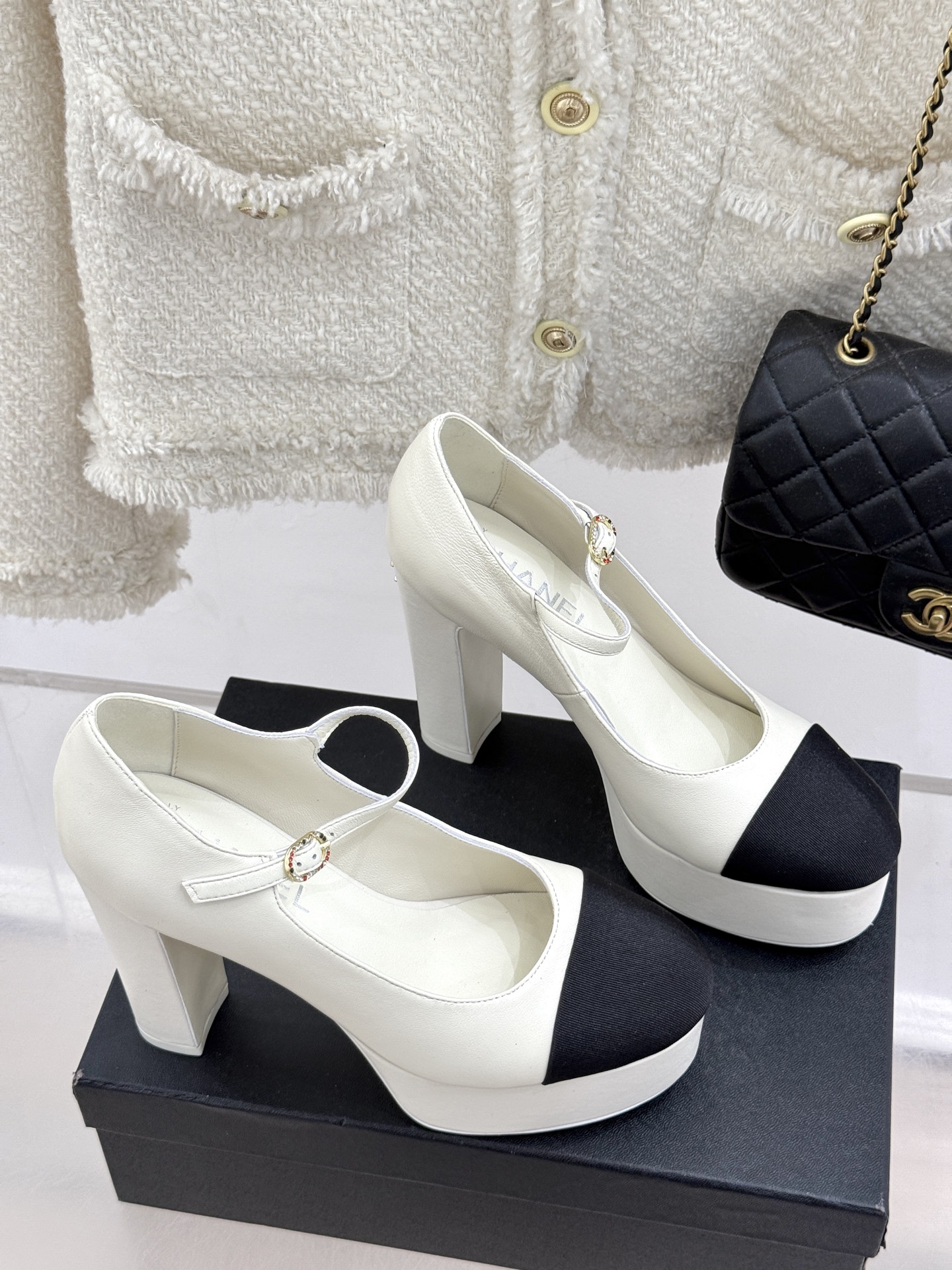
CHANE*｜小香25。春夏新品
走秀双C防水台高跟鞋👠
个性时尚潮流 必入款 
上脚不仅显腿细  而