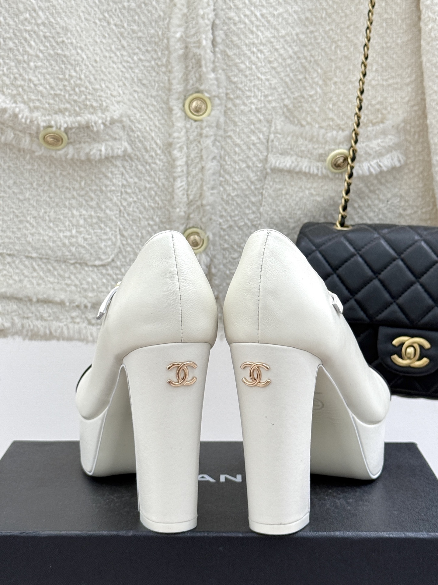 
CHANE*｜小香25。春夏新品
走秀双C防水台高跟鞋👠
个性时尚潮流 必入款 
上脚不仅显腿细  而