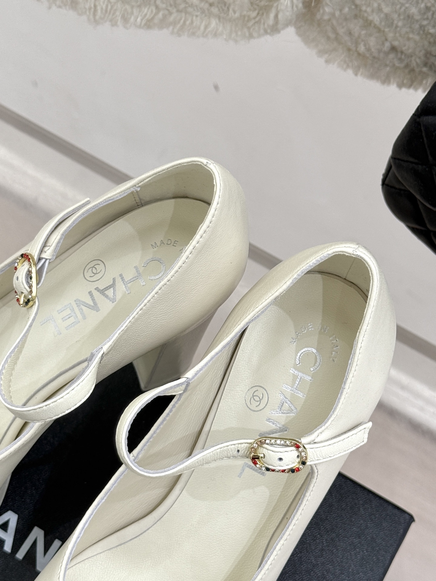 
CHANE*｜小香25。春夏新品
走秀双C防水台高跟鞋👠
个性时尚潮流 必入款 
上脚不仅显腿细  而