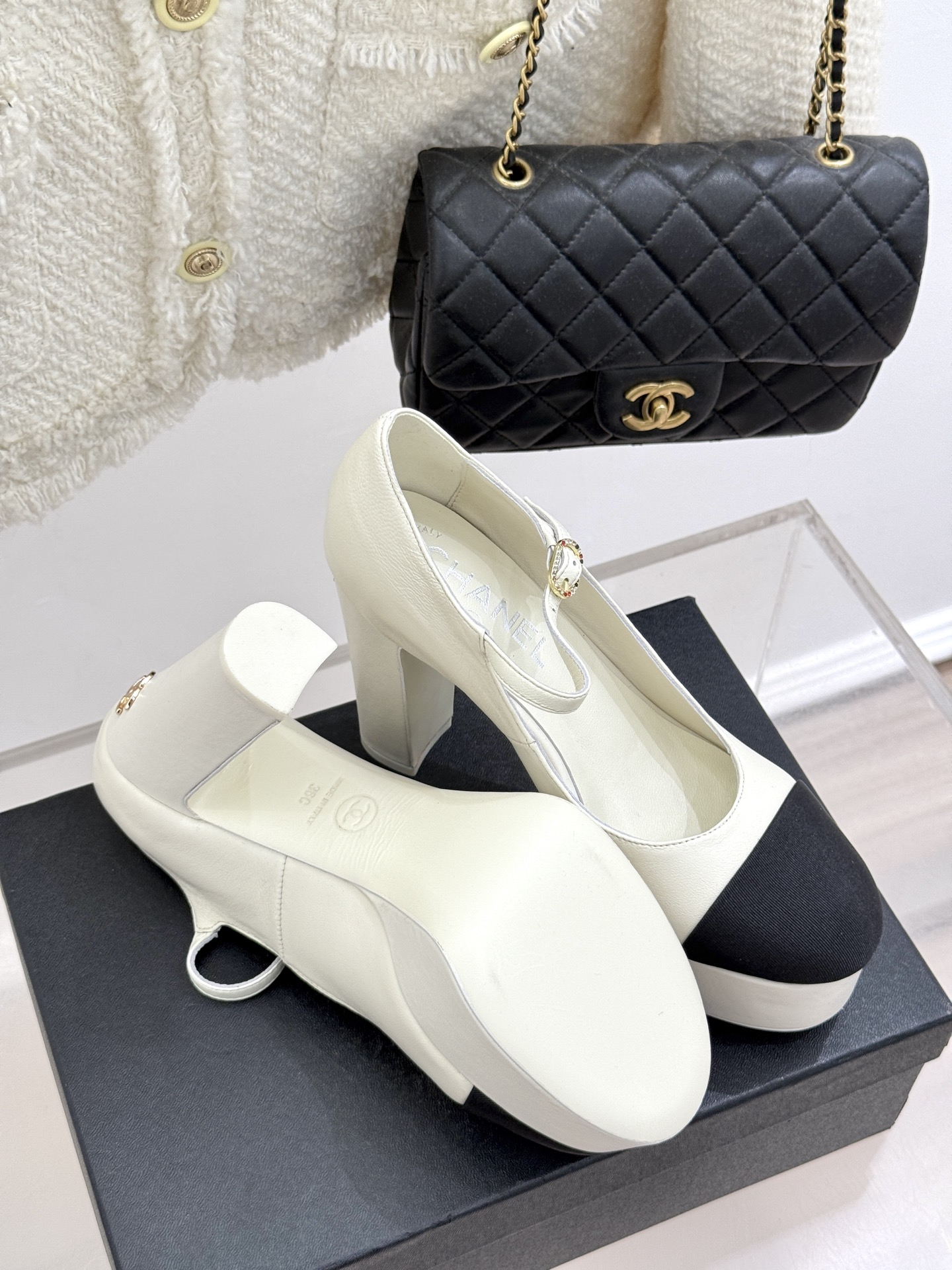 
CHANE*｜小香25。春夏新品
走秀双C防水台高跟鞋👠
个性时尚潮流 必入款 
上脚不仅显腿细  而