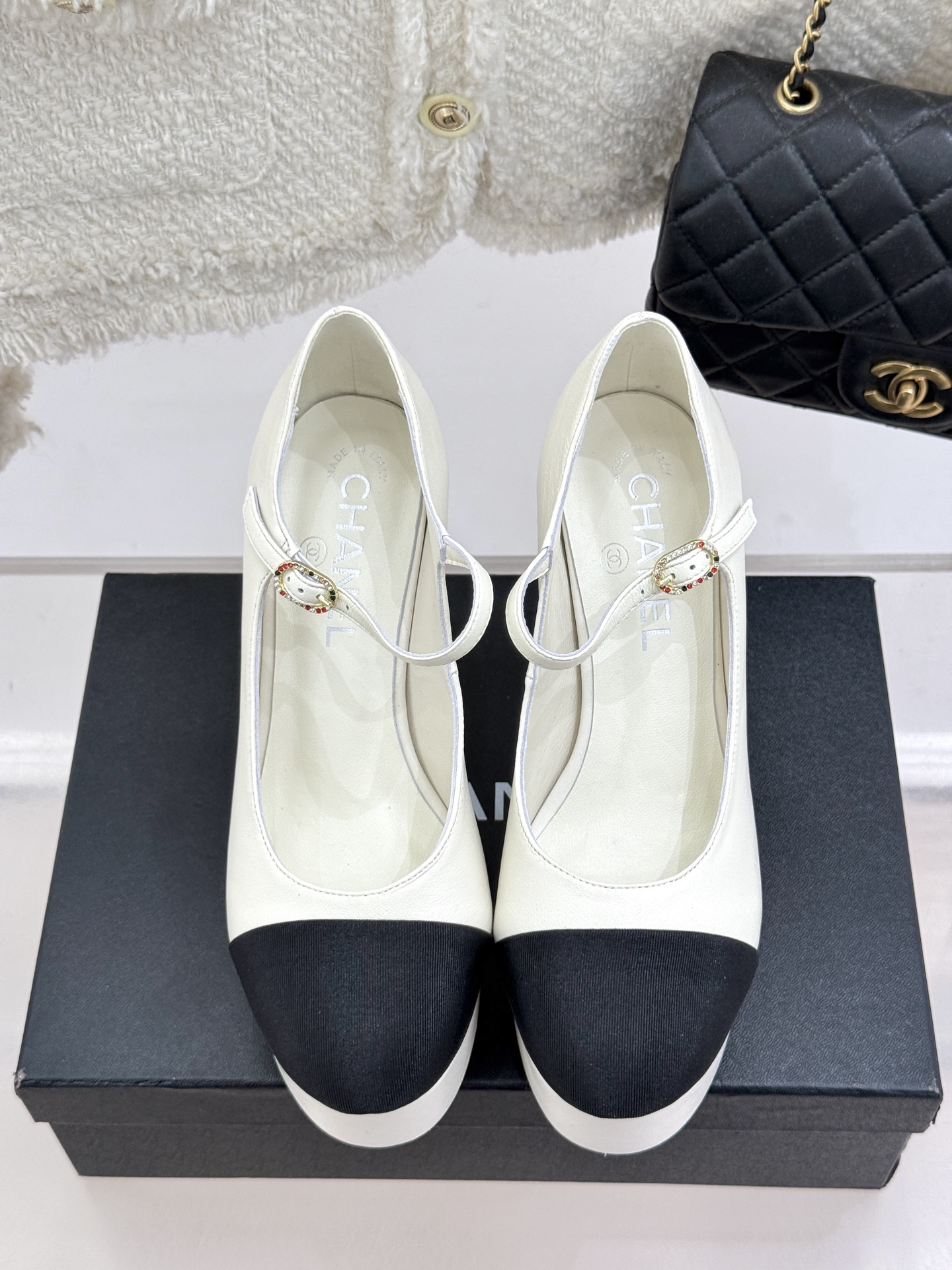 
CHANE*｜小香25。春夏新品
走秀双C防水台高跟鞋👠
个性时尚潮流 必入款 
上脚不仅显腿细  而