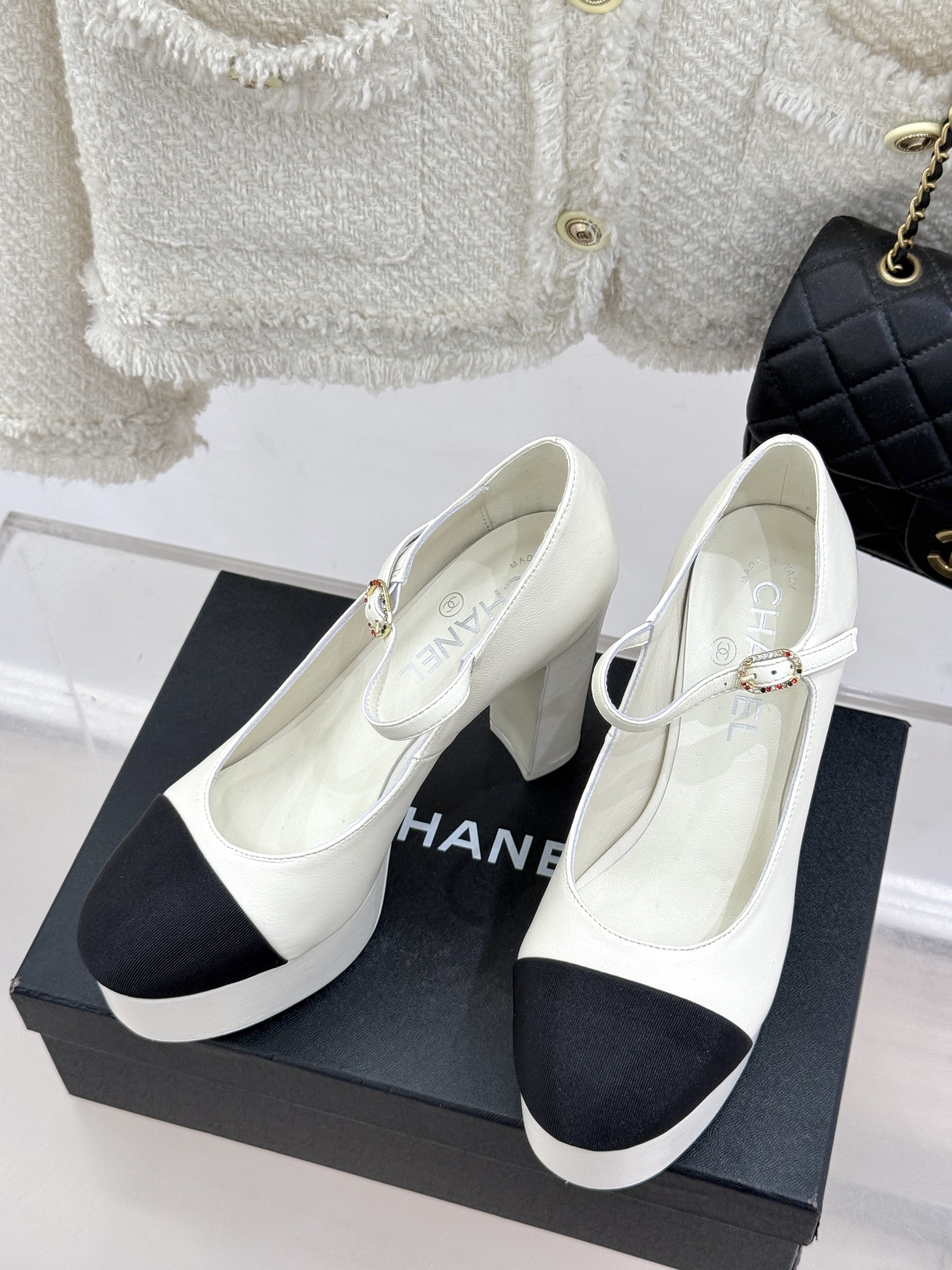 
CHANE*｜小香25。春夏新品
走秀双C防水台高跟鞋👠
个性时尚潮流 必入款 
上脚不仅显腿细  而