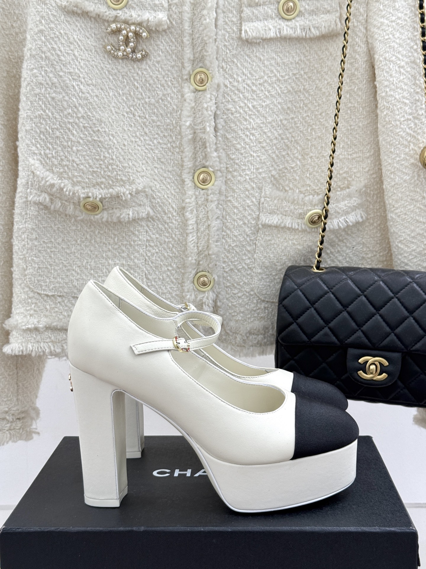 
CHANE*｜小香25。春夏新品
走秀双C防水台高跟鞋👠
个性时尚潮流 必入款 
上脚不仅显腿细  而