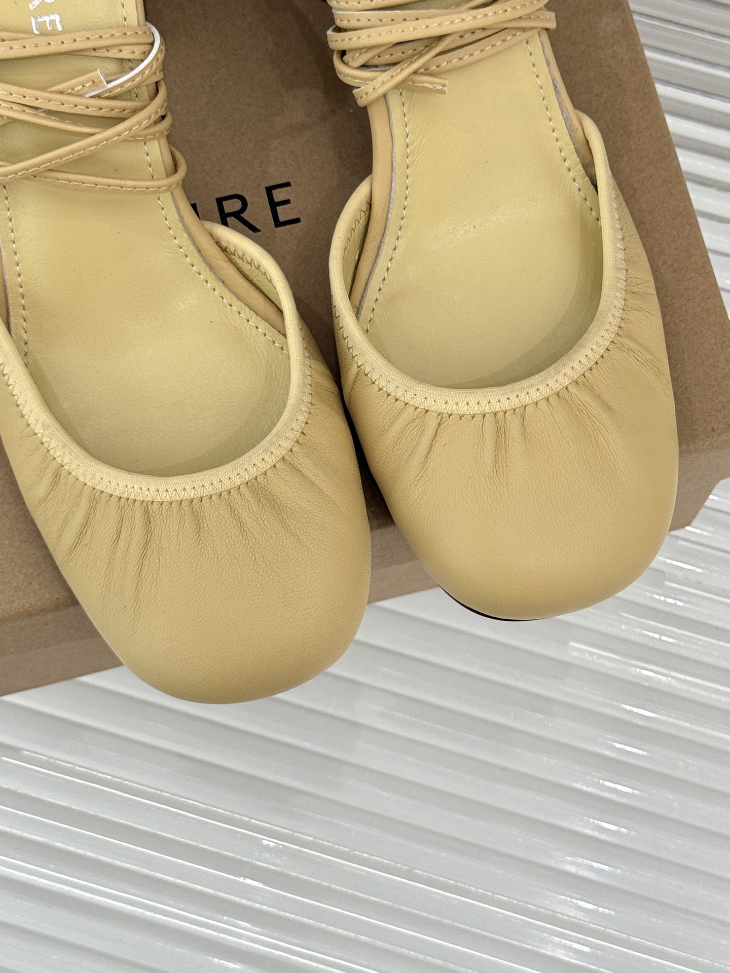 
Lemaire25s新品中空罗马芭蕾舞鞋
它家的鞋子一直都是女人味风格 
这款有点罗马风的鞋也不失优雅