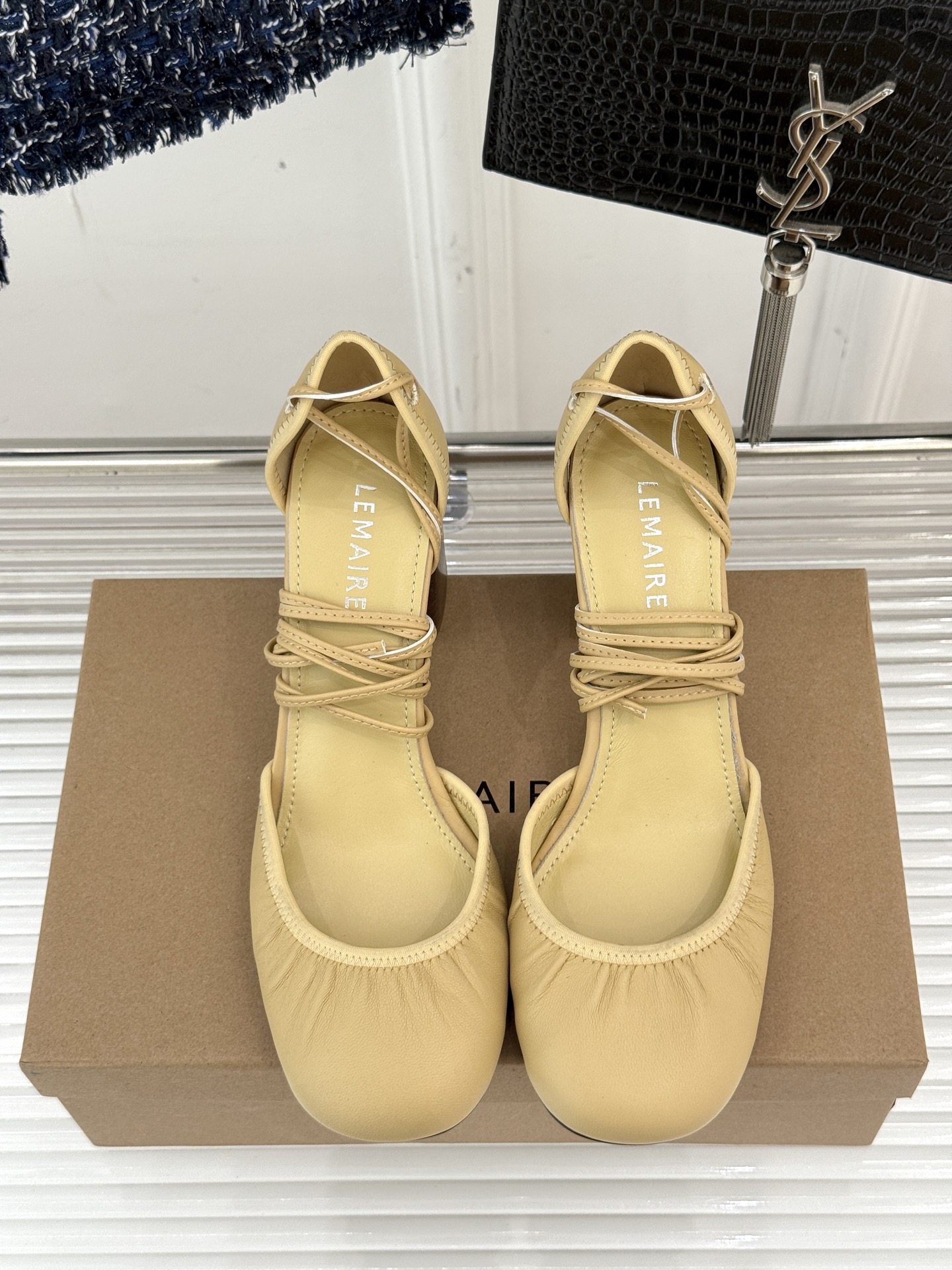 
Lemaire25s新品中空罗马芭蕾舞鞋
它家的鞋子一直都是女人味风格 
这款有点罗马风的鞋也不失优雅