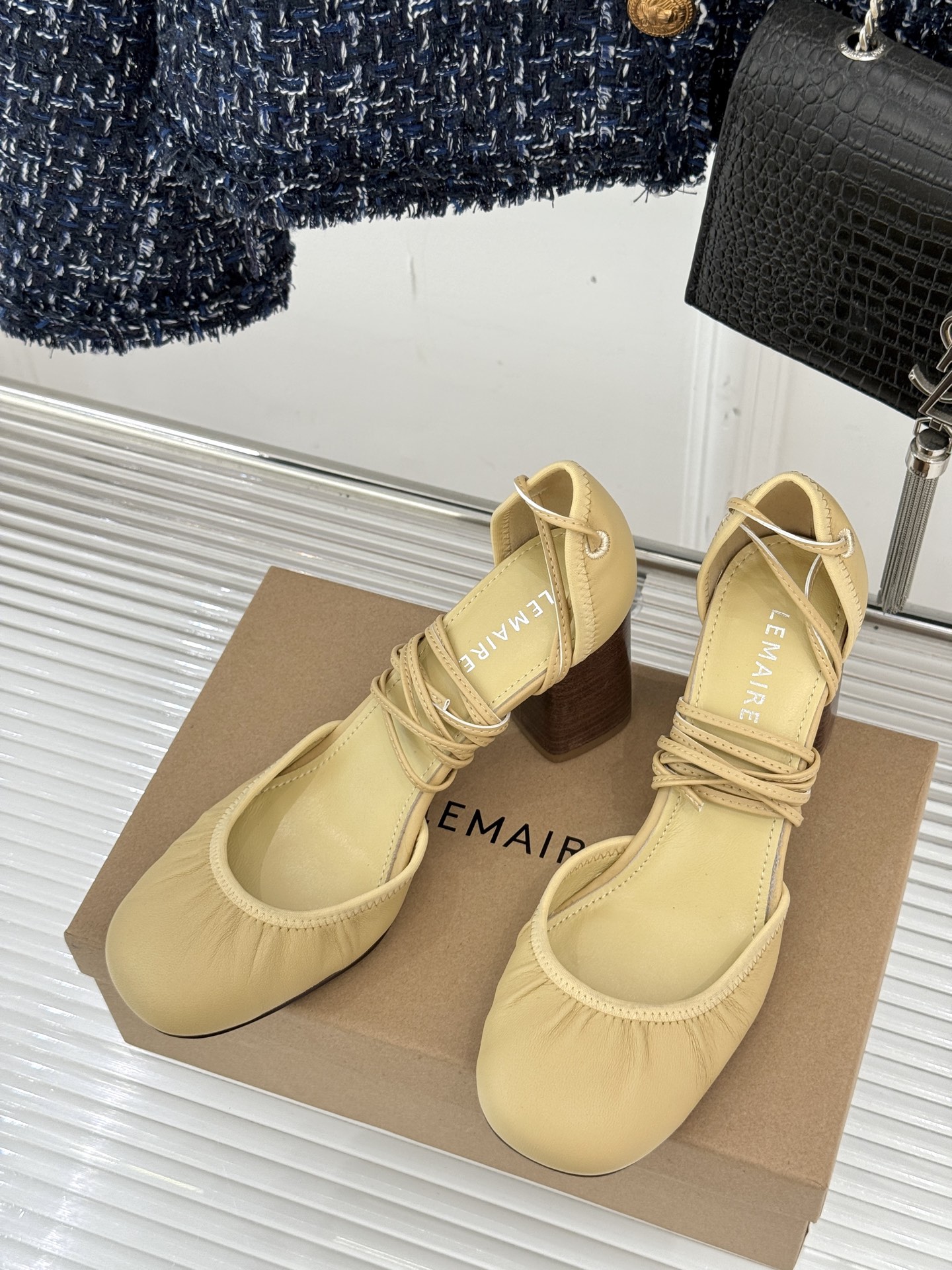 
Lemaire25s新品中空罗马芭蕾舞鞋
它家的鞋子一直都是女人味风格 
这款有点罗马风的鞋也不失优雅