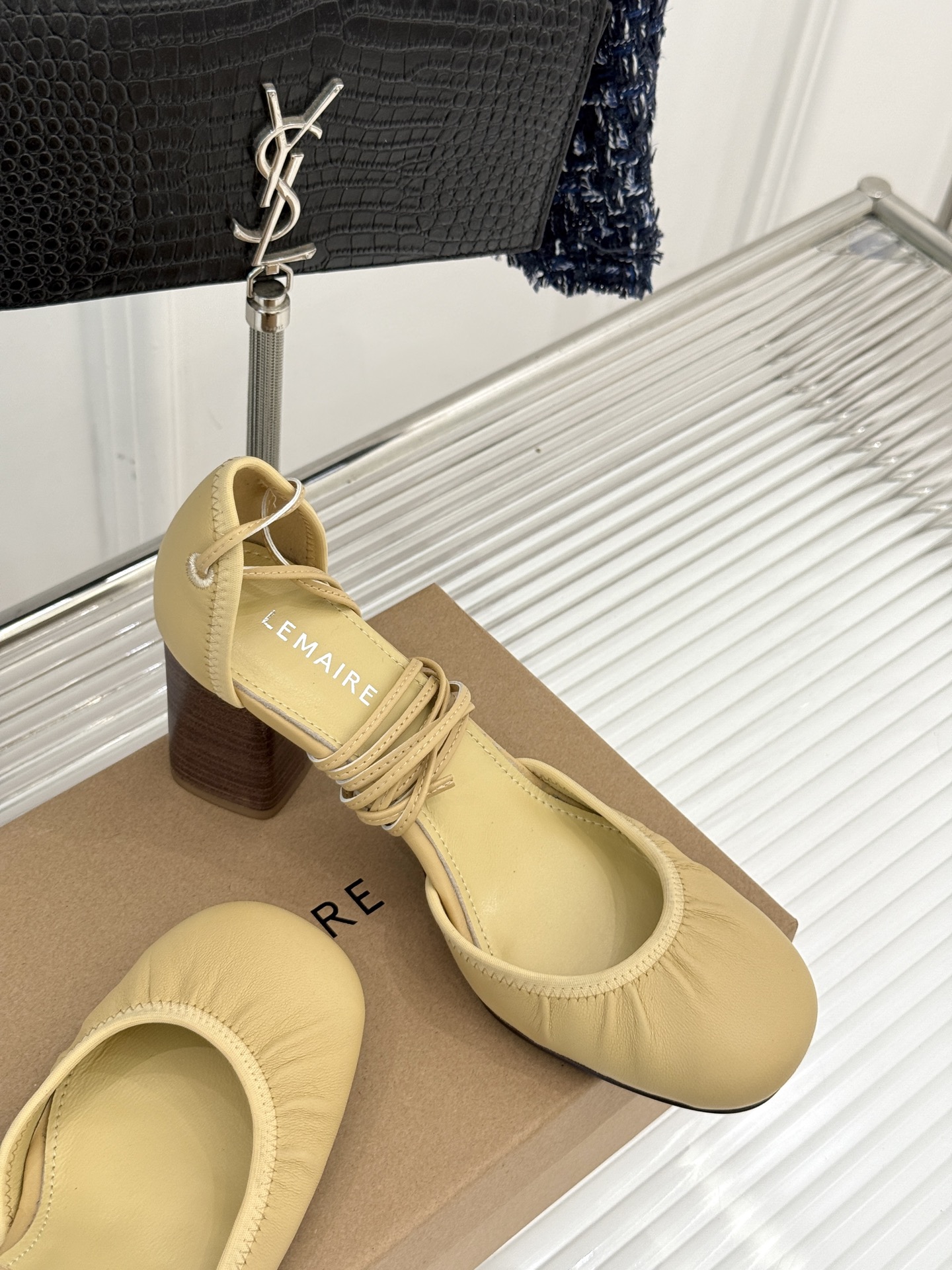 
Lemaire25s新品中空罗马芭蕾舞鞋
它家的鞋子一直都是女人味风格 
这款有点罗马风的鞋也不失优雅