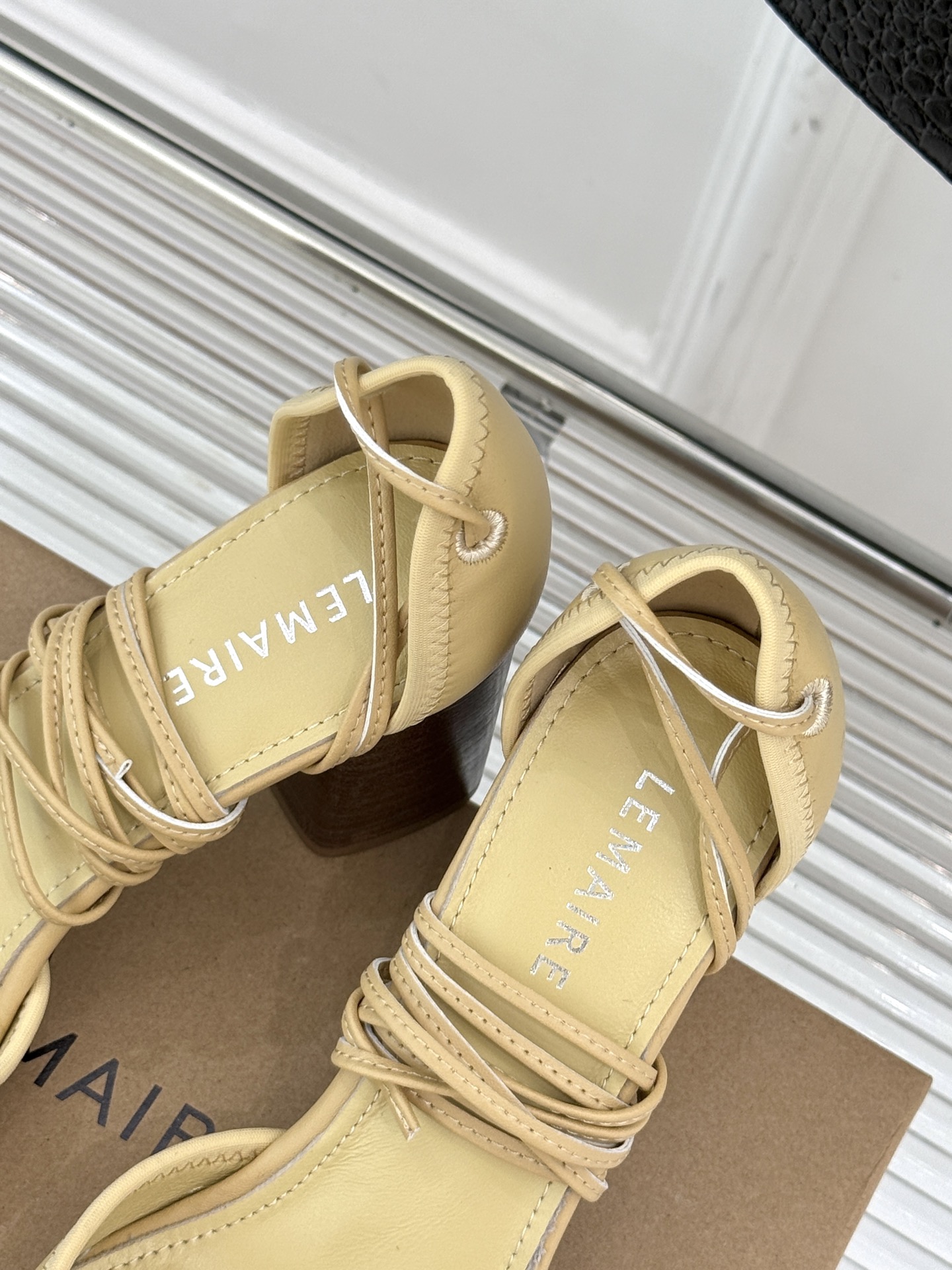 
Lemaire25s新品中空罗马芭蕾舞鞋
它家的鞋子一直都是女人味风格 
这款有点罗马风的鞋也不失优雅