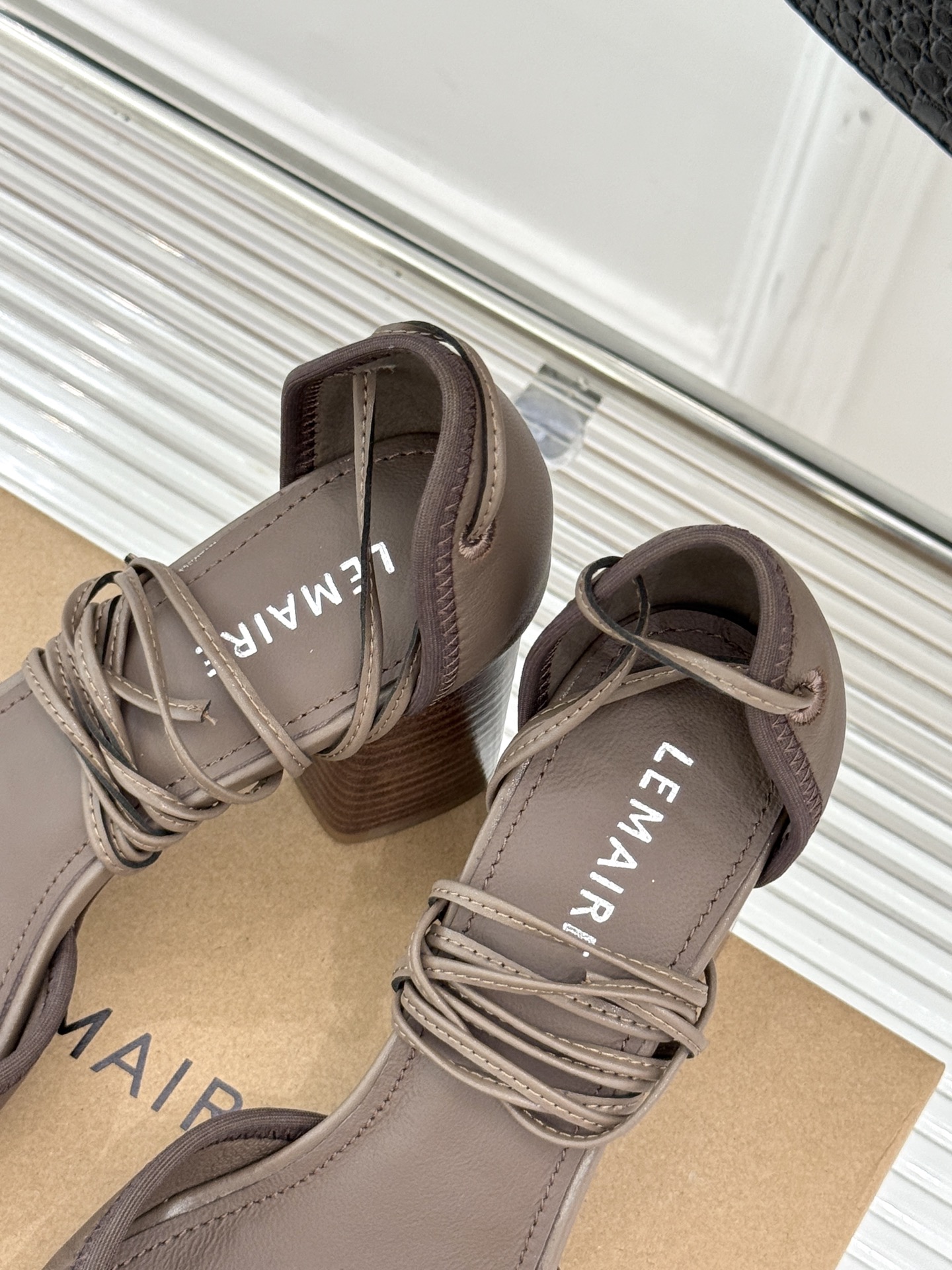 
Lemaire25s新品中空罗马芭蕾舞鞋
它家的鞋子一直都是女人味风格 
这款有点罗马风的鞋也不失优雅