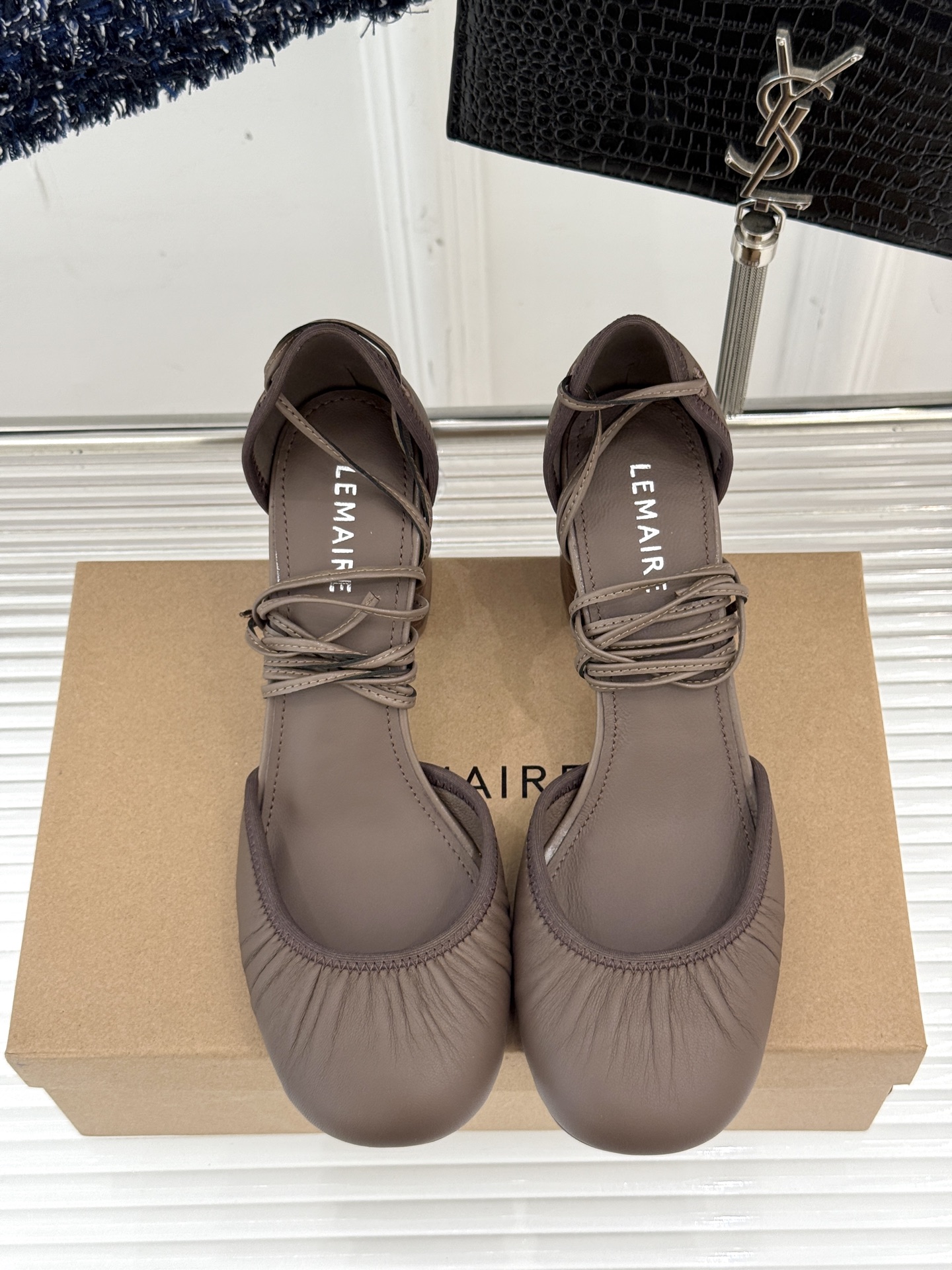 
Lemaire25s新品中空罗马芭蕾舞鞋
它家的鞋子一直都是女人味风格 
这款有点罗马风的鞋也不失优雅