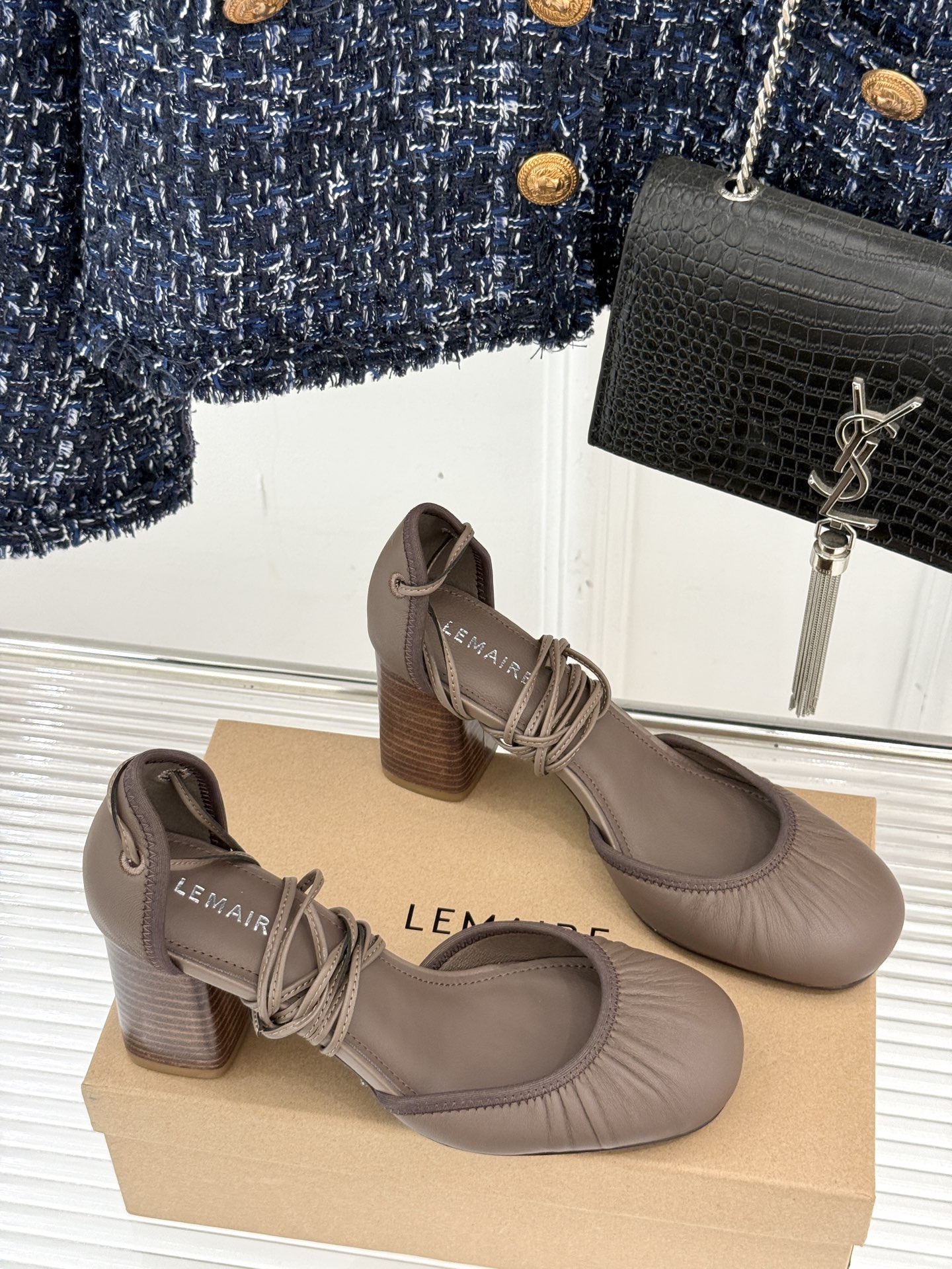 
Lemaire25s新品中空罗马芭蕾舞鞋
它家的鞋子一直都是女人味风格 
这款有点罗马风的鞋也不失优雅