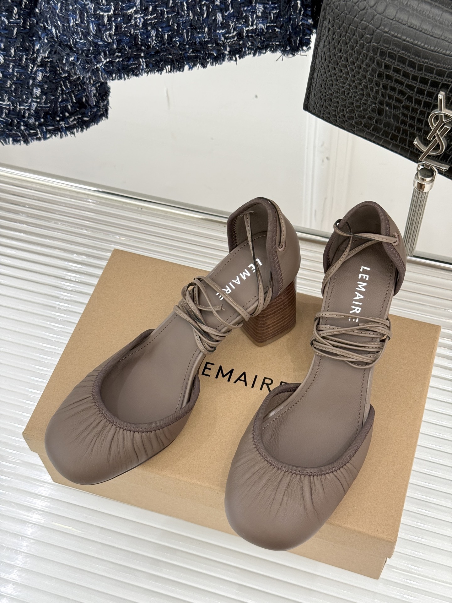 
Lemaire25s新品中空罗马芭蕾舞鞋
它家的鞋子一直都是女人味风格 
这款有点罗马风的鞋也不失优雅