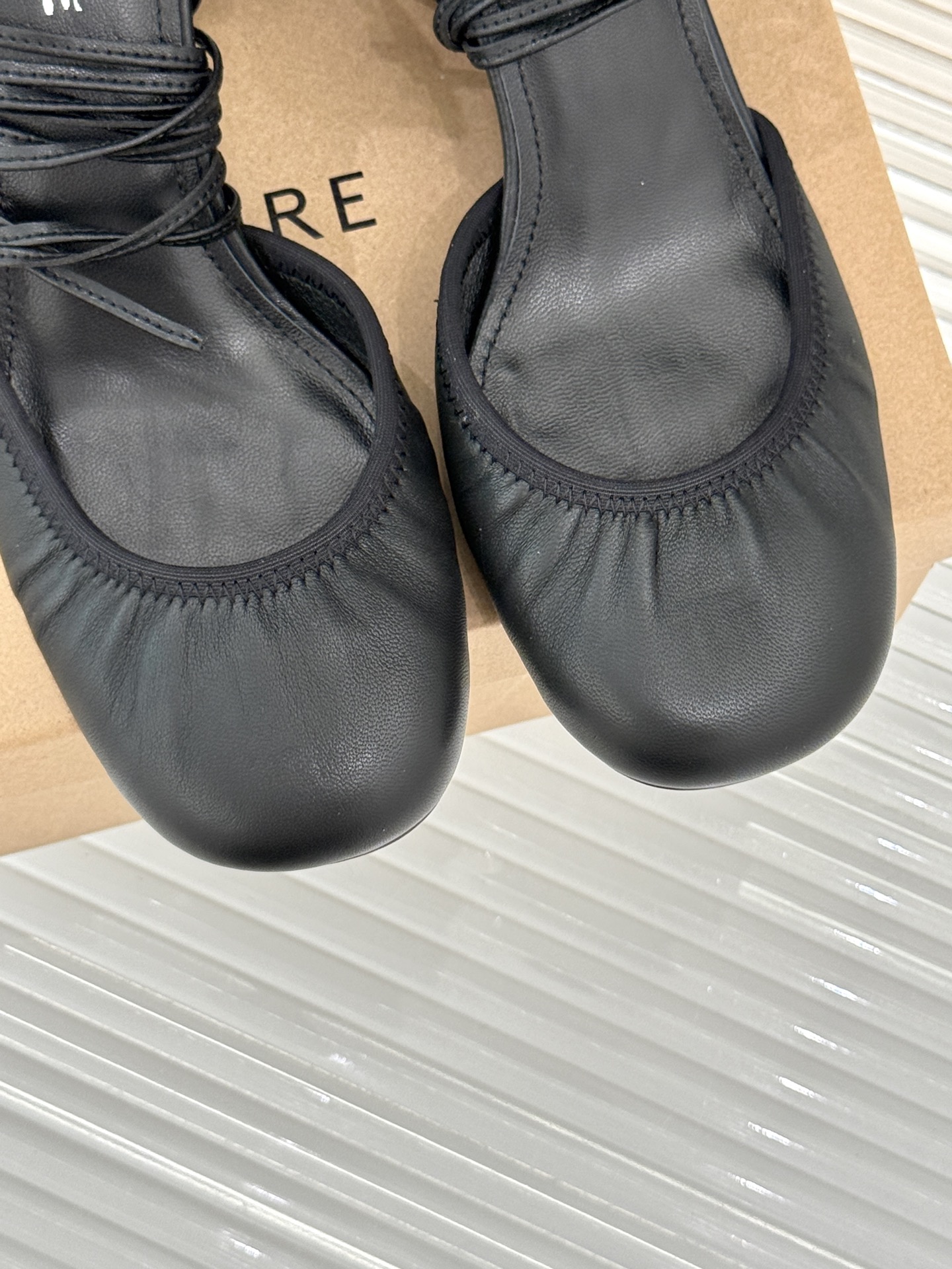 
Lemaire25s新品中空罗马芭蕾舞鞋
它家的鞋子一直都是女人味风格 
这款有点罗马风的鞋也不失优雅