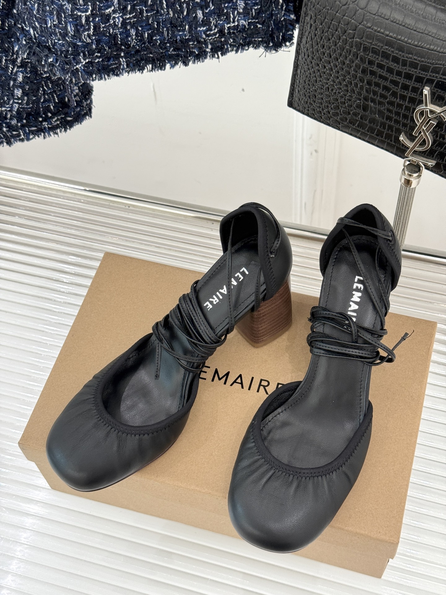 
Lemaire25s新品中空罗马芭蕾舞鞋
它家的鞋子一直都是女人味风格 
这款有点罗马风的鞋也不失优雅