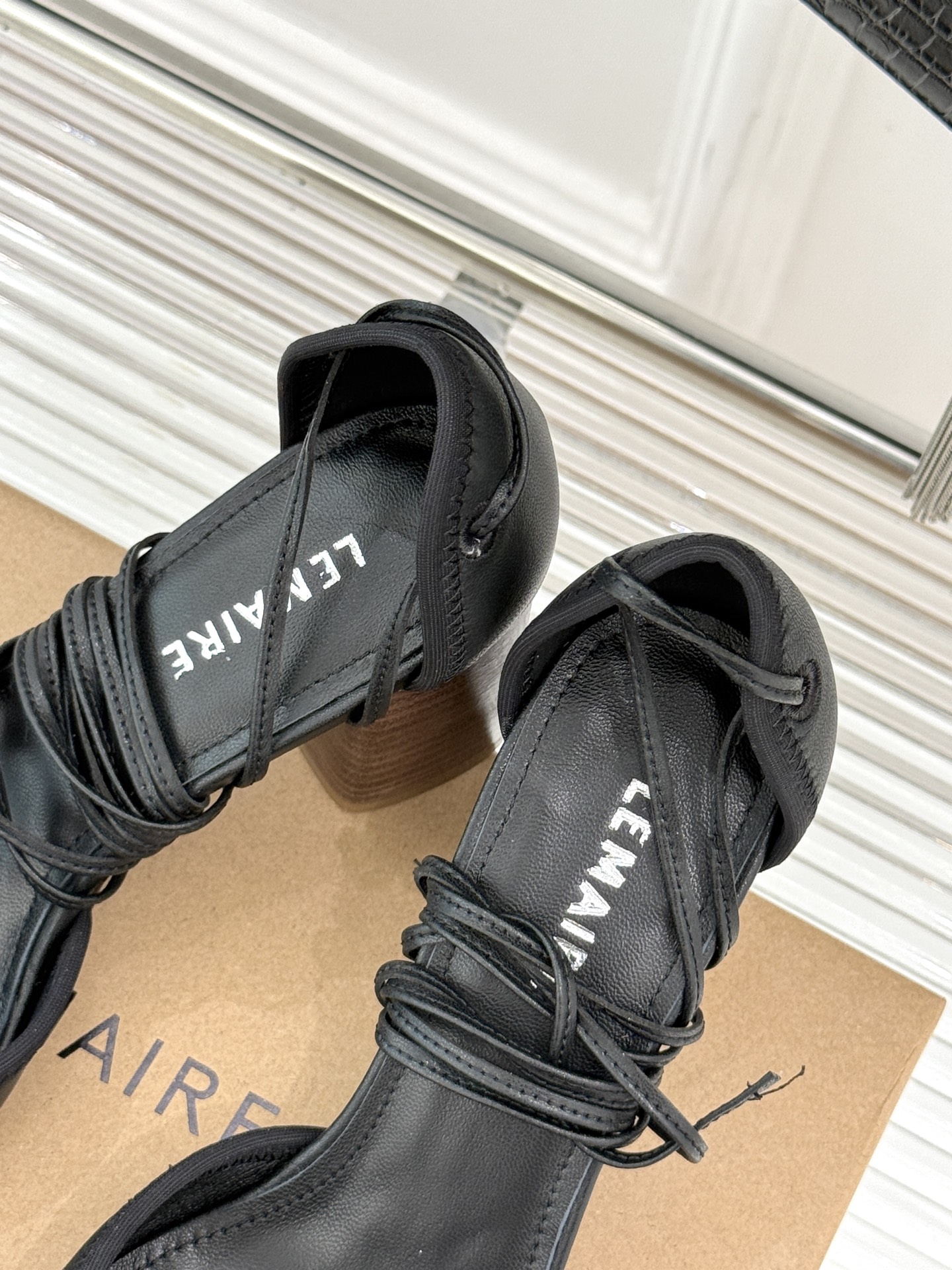 
Lemaire25s新品中空罗马芭蕾舞鞋
它家的鞋子一直都是女人味风格 
这款有点罗马风的鞋也不失优雅