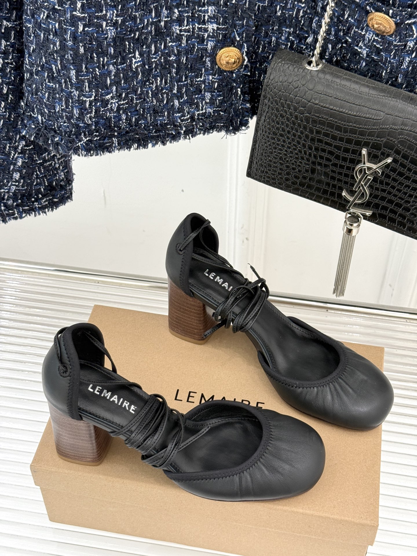 
Lemaire25s新品中空罗马芭蕾舞鞋
它家的鞋子一直都是女人味风格 
这款有点罗马风的鞋也不失优雅