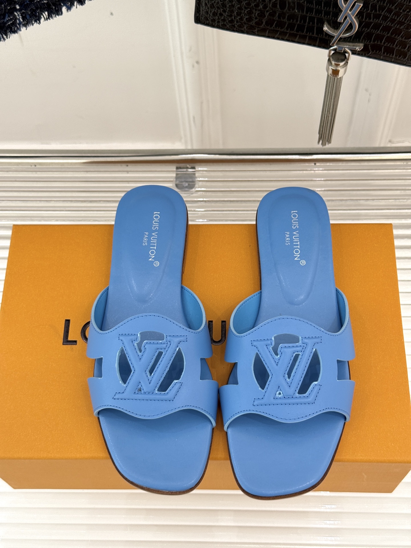  
L*V驴牌 经典爆款镂空拖鞋
简约大气  质感高级  
镂空大logo标志  
颇具品牌辨识度！
面