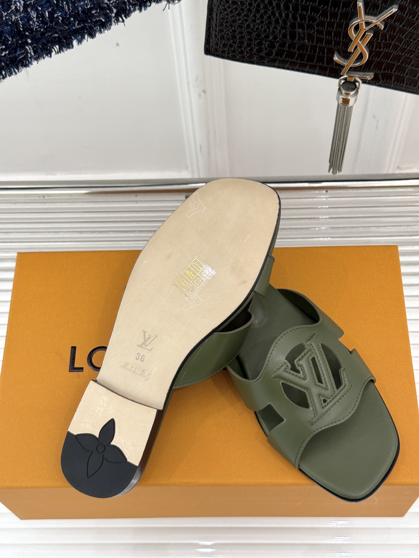  
L*V驴牌 经典爆款镂空拖鞋
简约大气  质感高级  
镂空大logo标志  
颇具品牌辨识度！
面