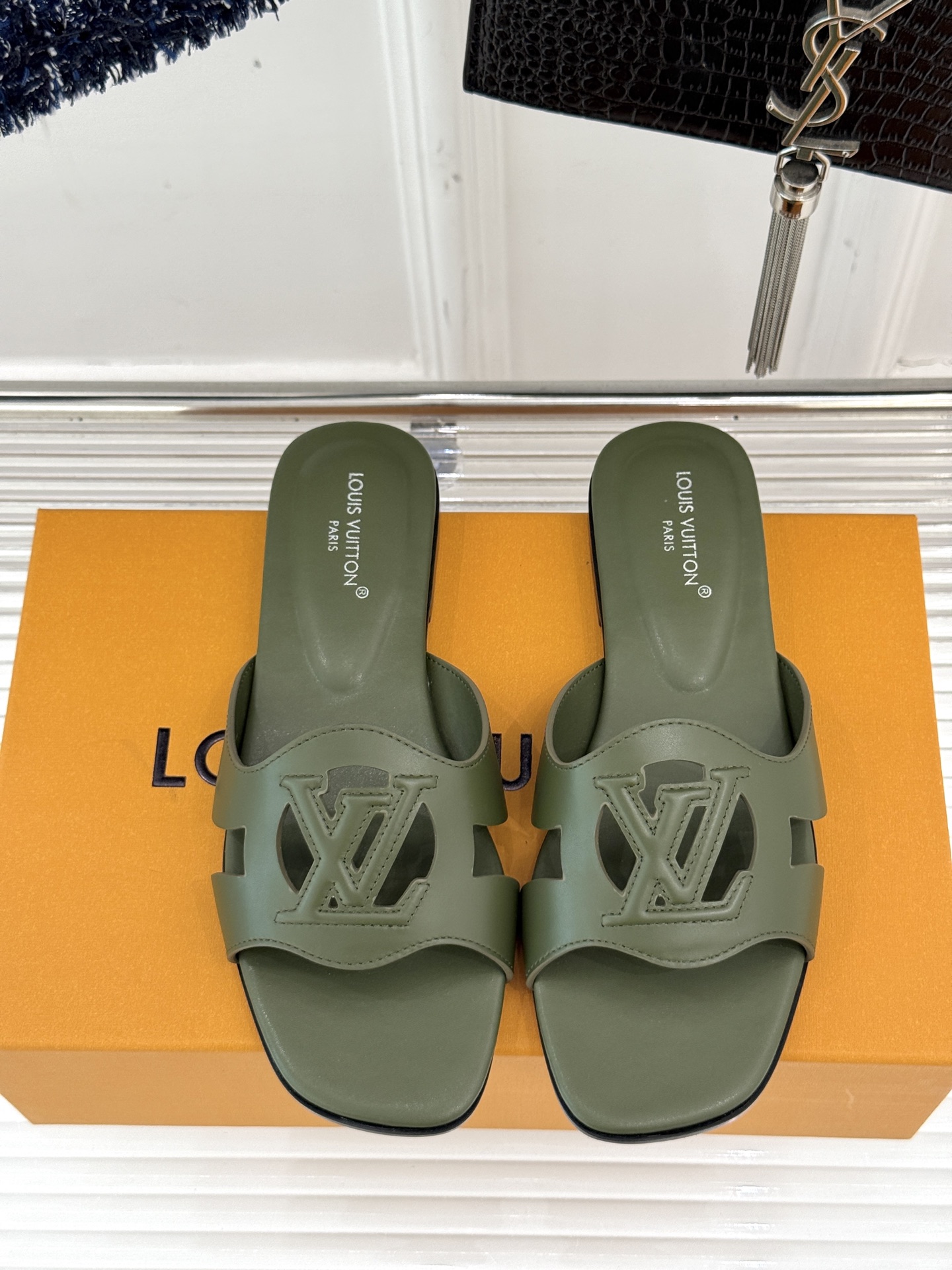  
L*V驴牌 经典爆款镂空拖鞋
简约大气  质感高级  
镂空大logo标志  
颇具品牌辨识度！
面