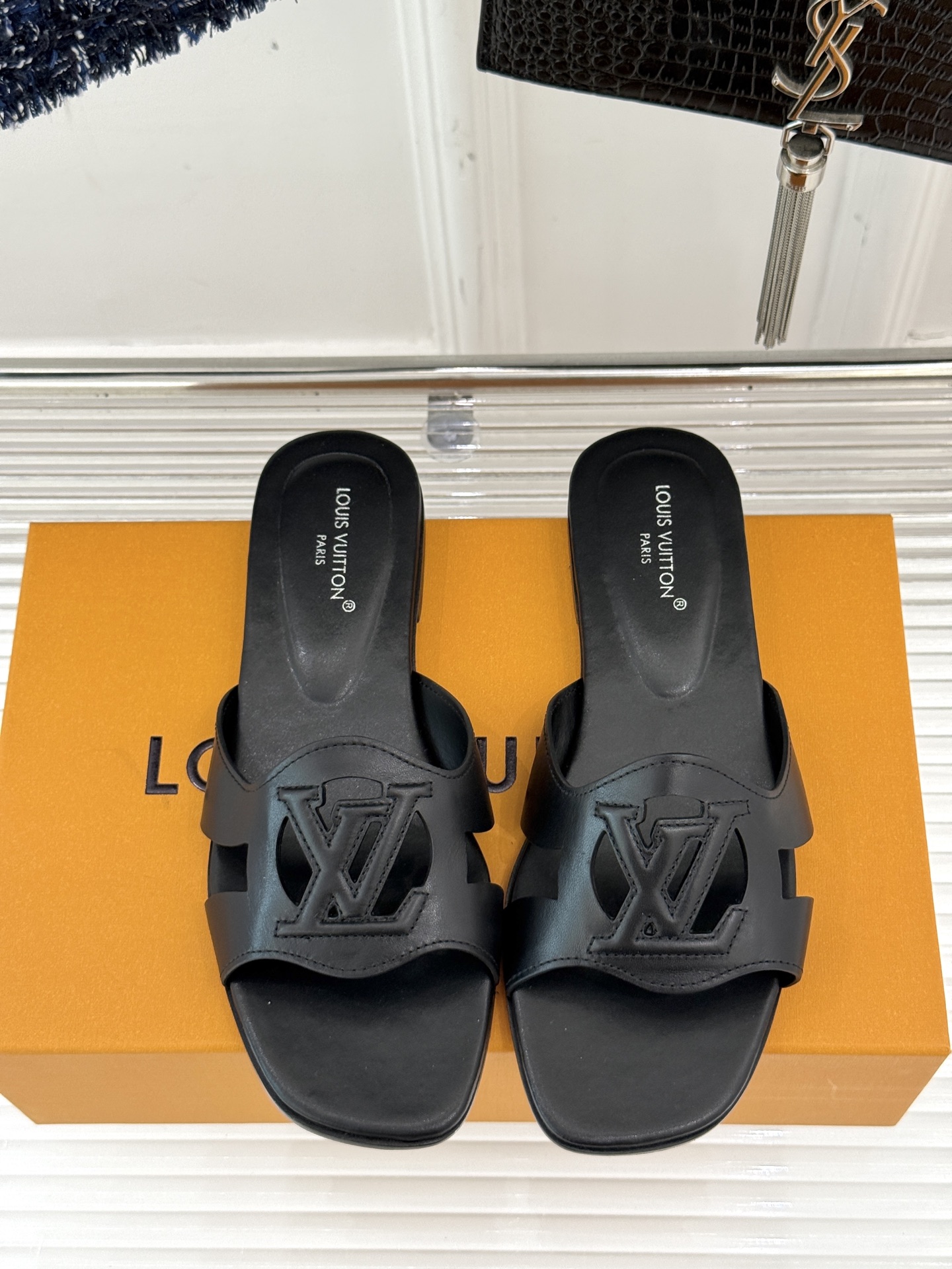  
L*V驴牌 经典爆款镂空拖鞋
简约大气  质感高级  
镂空大logo标志  
颇具品牌辨识度！
面