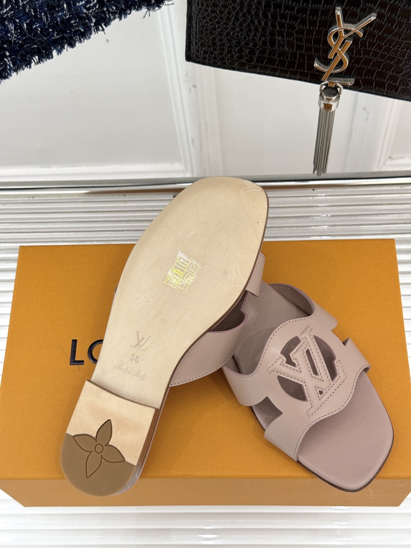  
L*V驴牌 经典爆款镂空拖鞋
简约大气  质感高级  
镂空大logo标志  
颇具品牌辨识度！
面