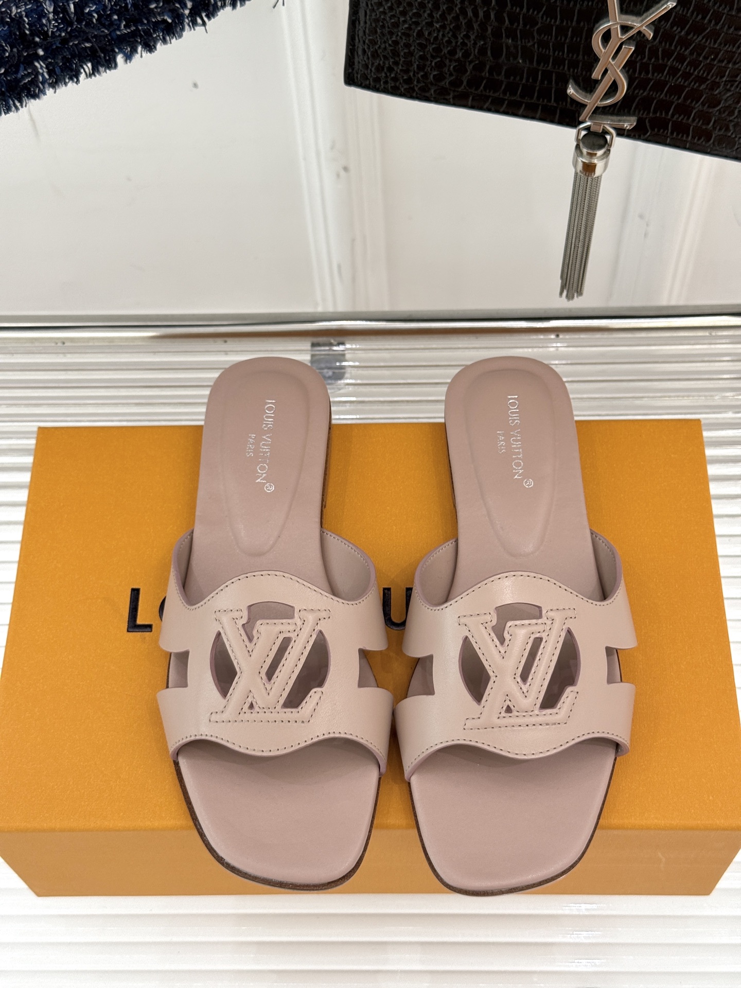  
L*V驴牌 经典爆款镂空拖鞋
简约大气  质感高级  
镂空大logo标志  
颇具品牌辨识度！
面