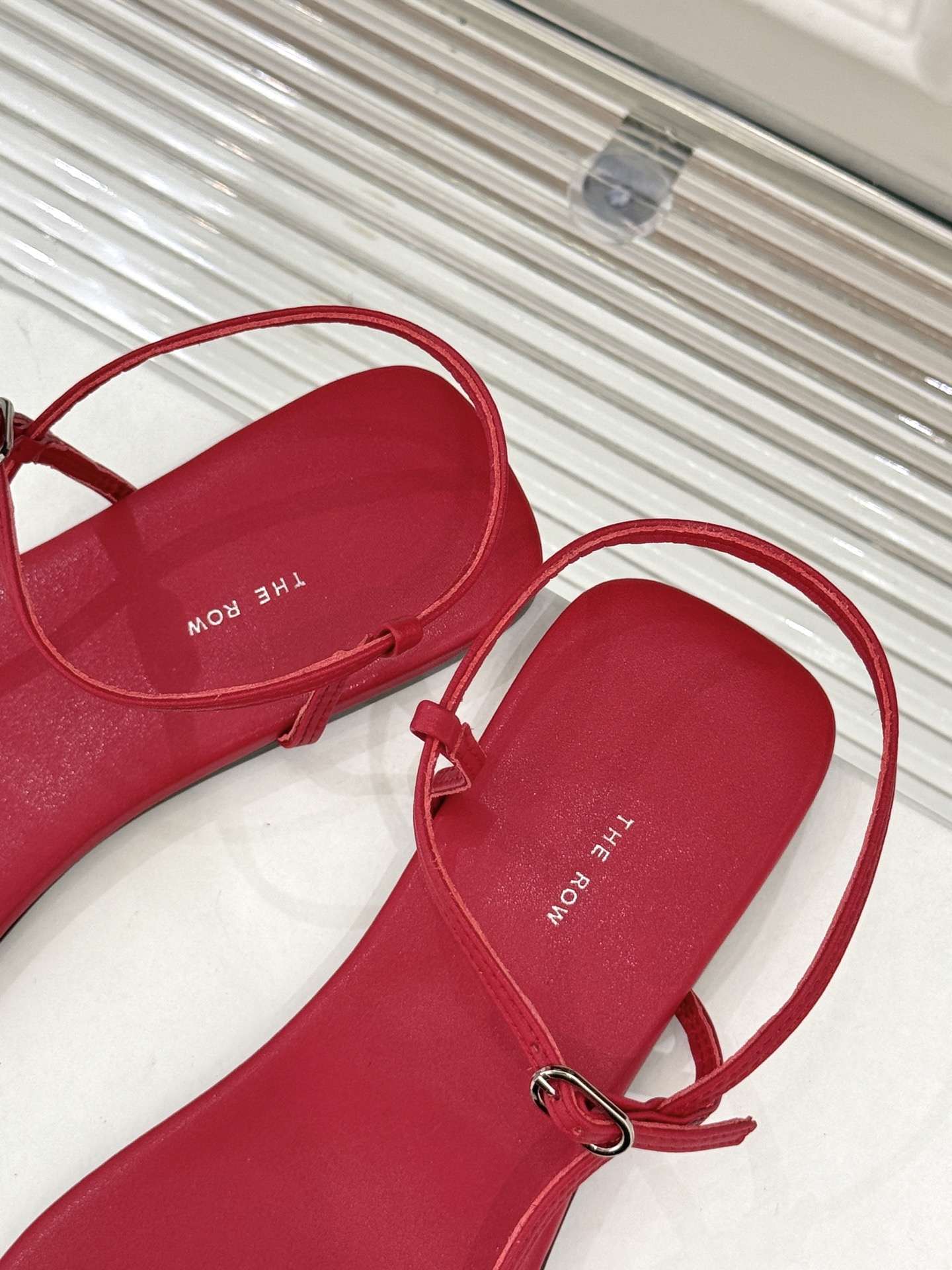 
The row25s春夏新品
细带凉鞋
极简主义的设计风格
日常随心搭配裙子 
裤子 都无敌好看！
鞋