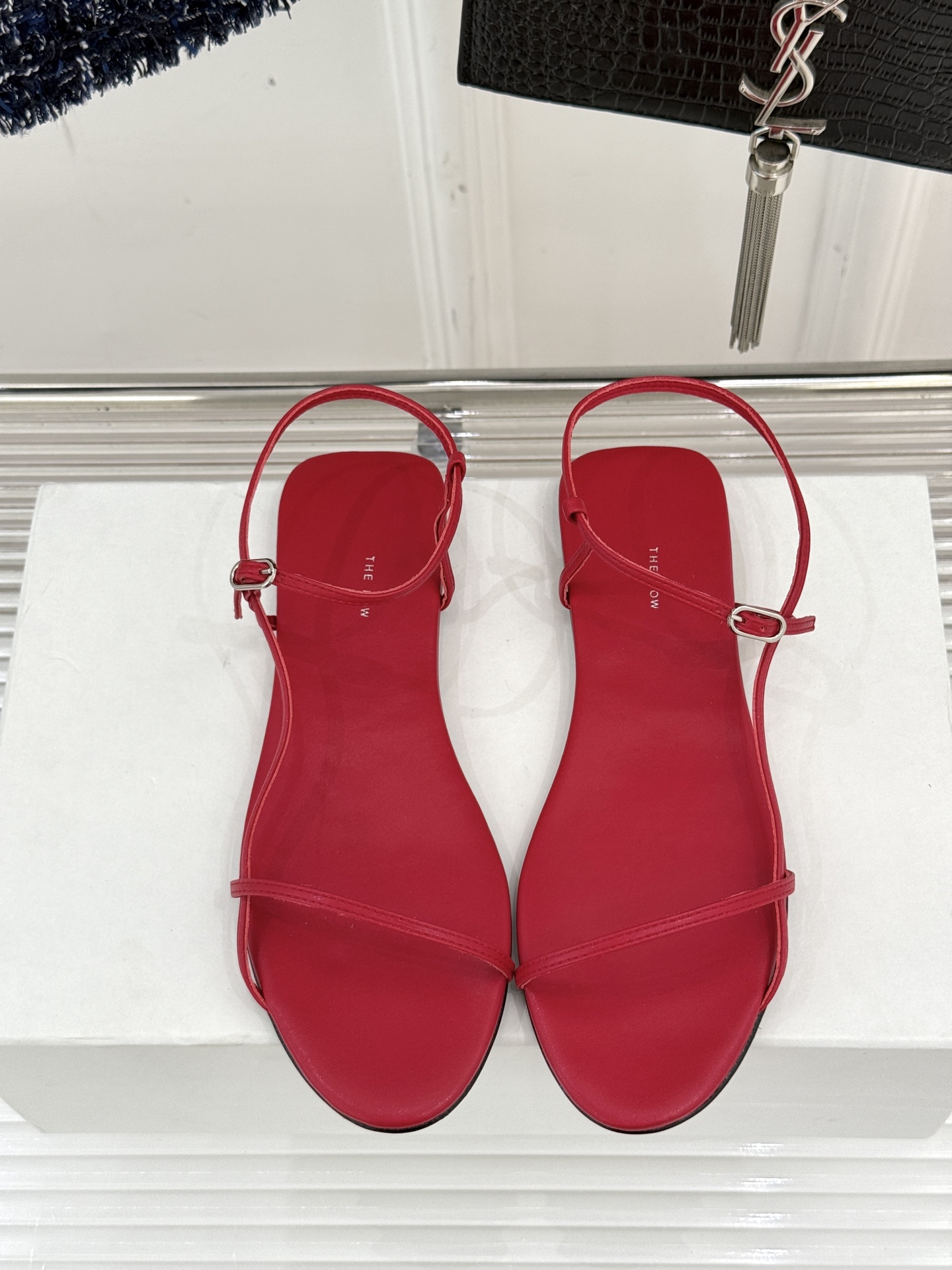 
The row25s春夏新品
细带凉鞋
极简主义的设计风格
日常随心搭配裙子 
裤子 都无敌好看！
鞋