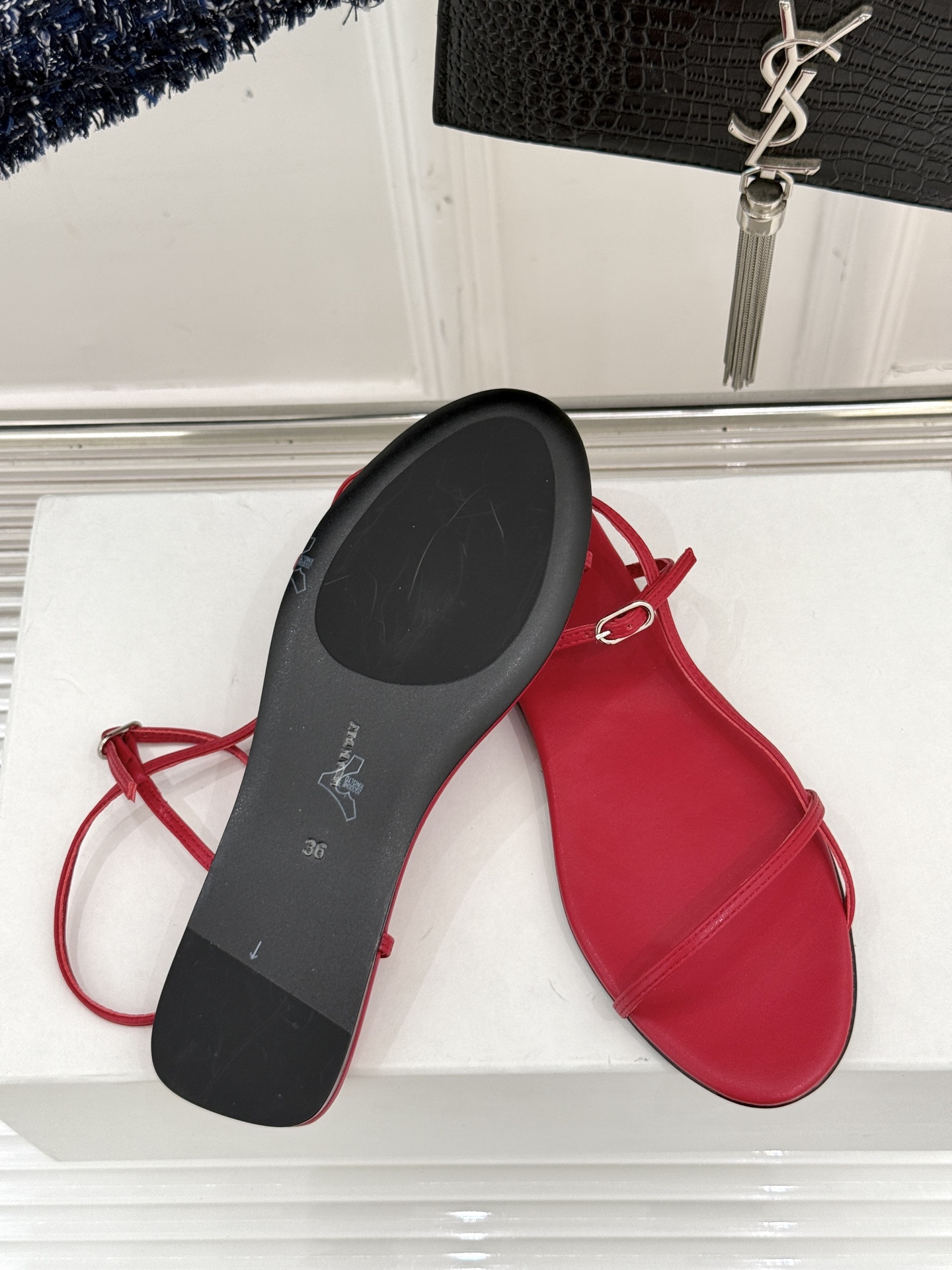 
The row25s春夏新品
细带凉鞋
极简主义的设计风格
日常随心搭配裙子 
裤子 都无敌好看！
鞋