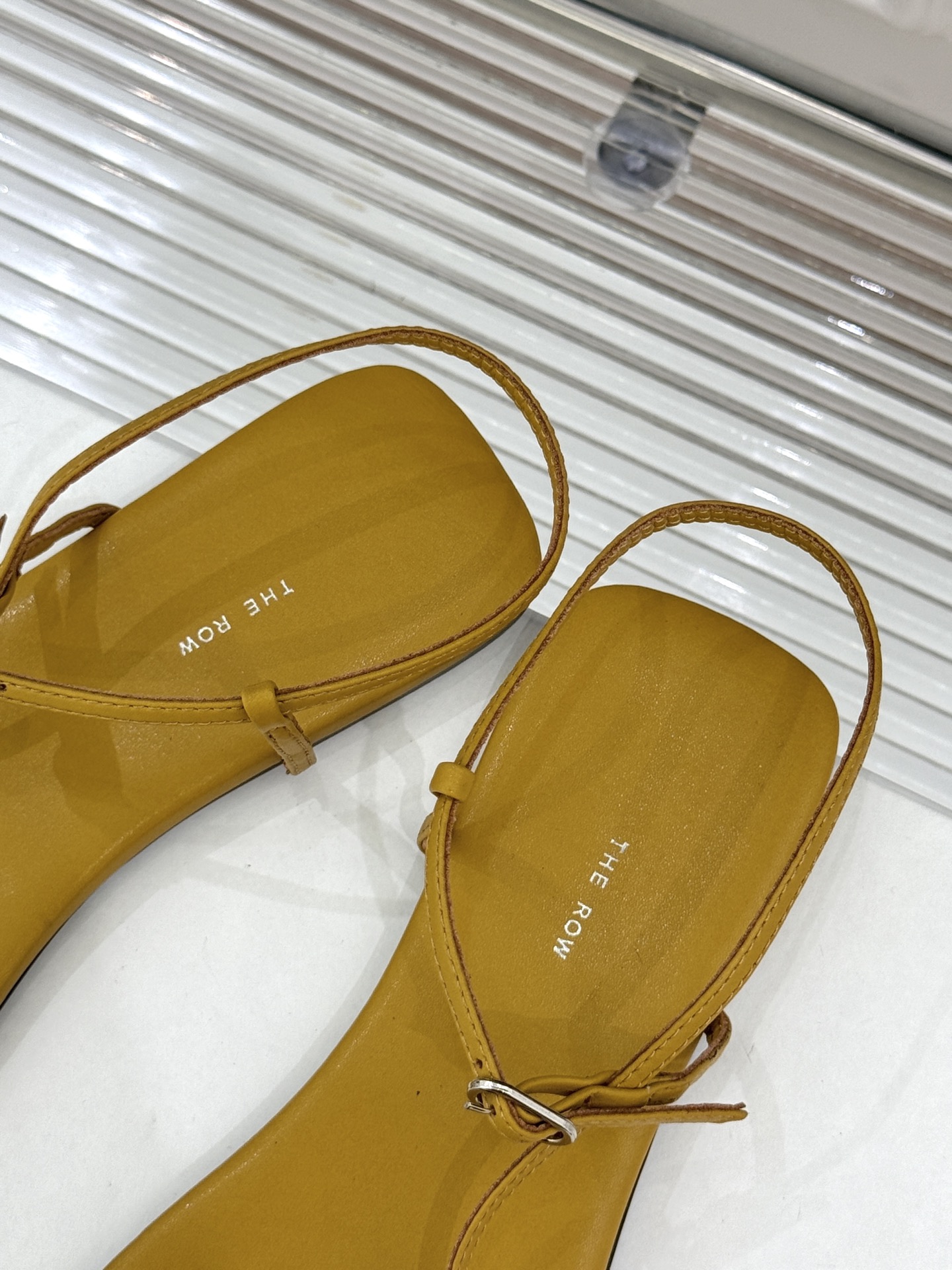 
The row25s春夏新品
细带凉鞋
极简主义的设计风格
日常随心搭配裙子 
裤子 都无敌好看！
鞋