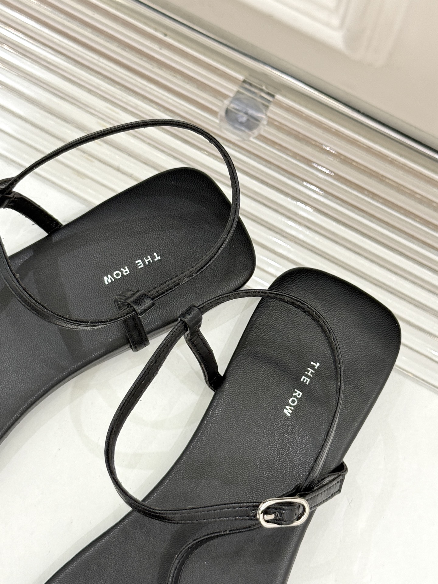 
The row25s春夏新品
细带凉鞋
极简主义的设计风格
日常随心搭配裙子 
裤子 都无敌好看！
鞋