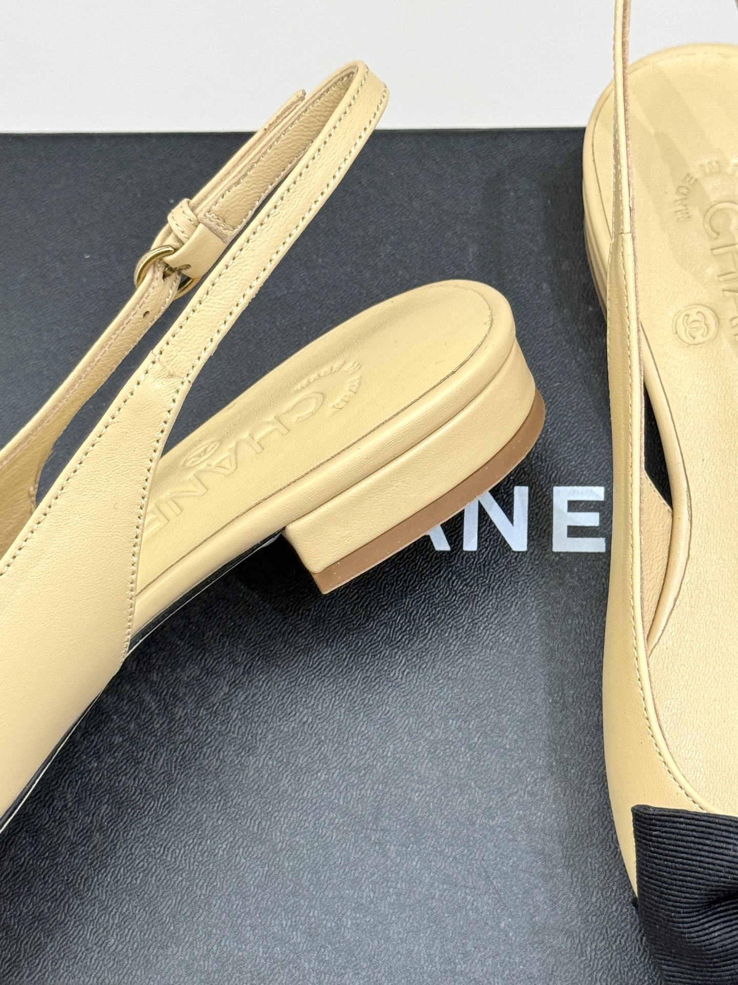 
CHANE*｜小香25。春夏新品
中古山茶花蝴蝶结后空凉鞋
这一季山茶花系列真的超美😍
香奶奶家一贯的