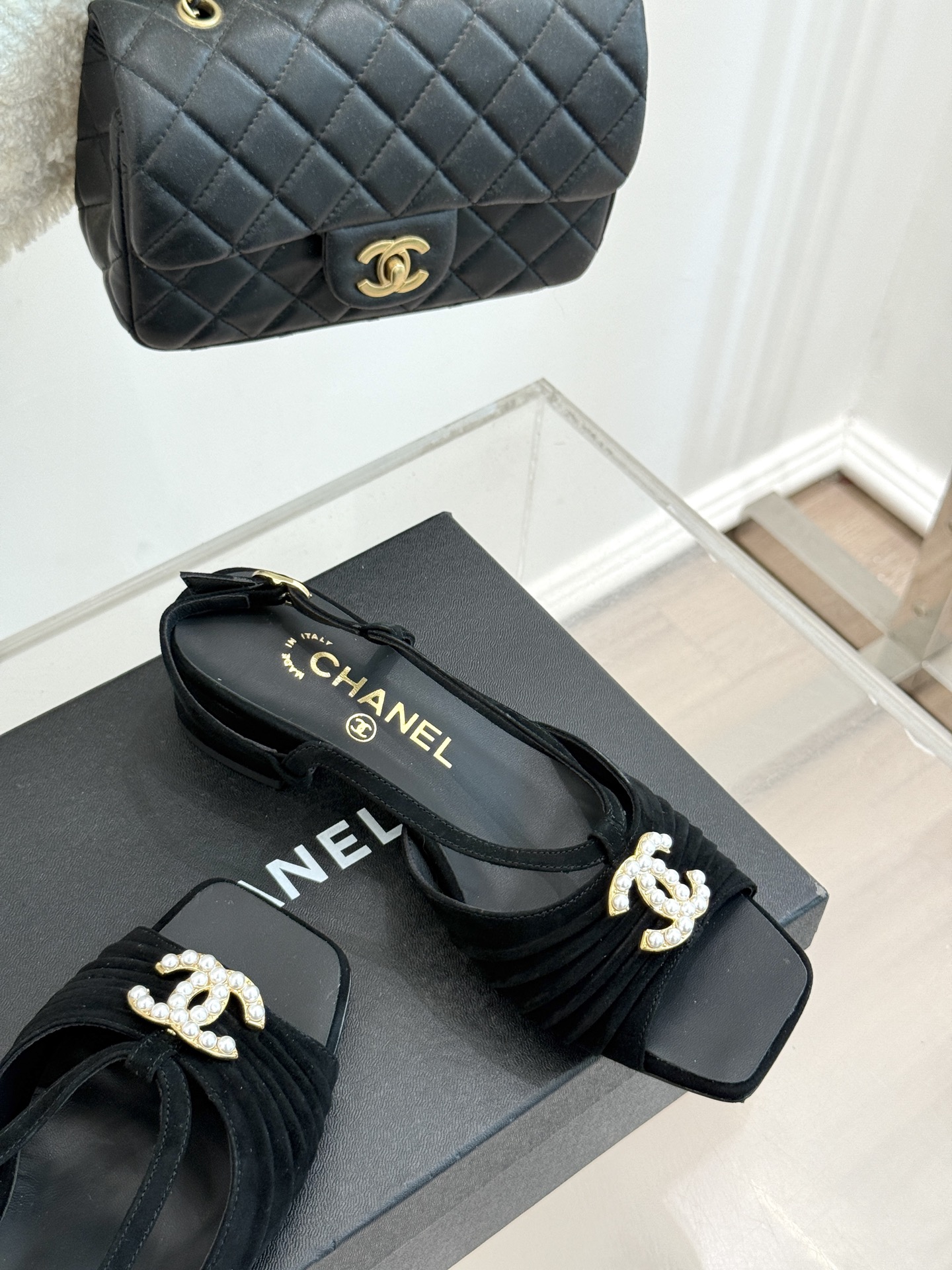 
CHANE*｜小香25。春夏新品
双C粗跟凉鞋
香奶奶家一贯的优雅名媛气质
高级感十足！上脚非常nic