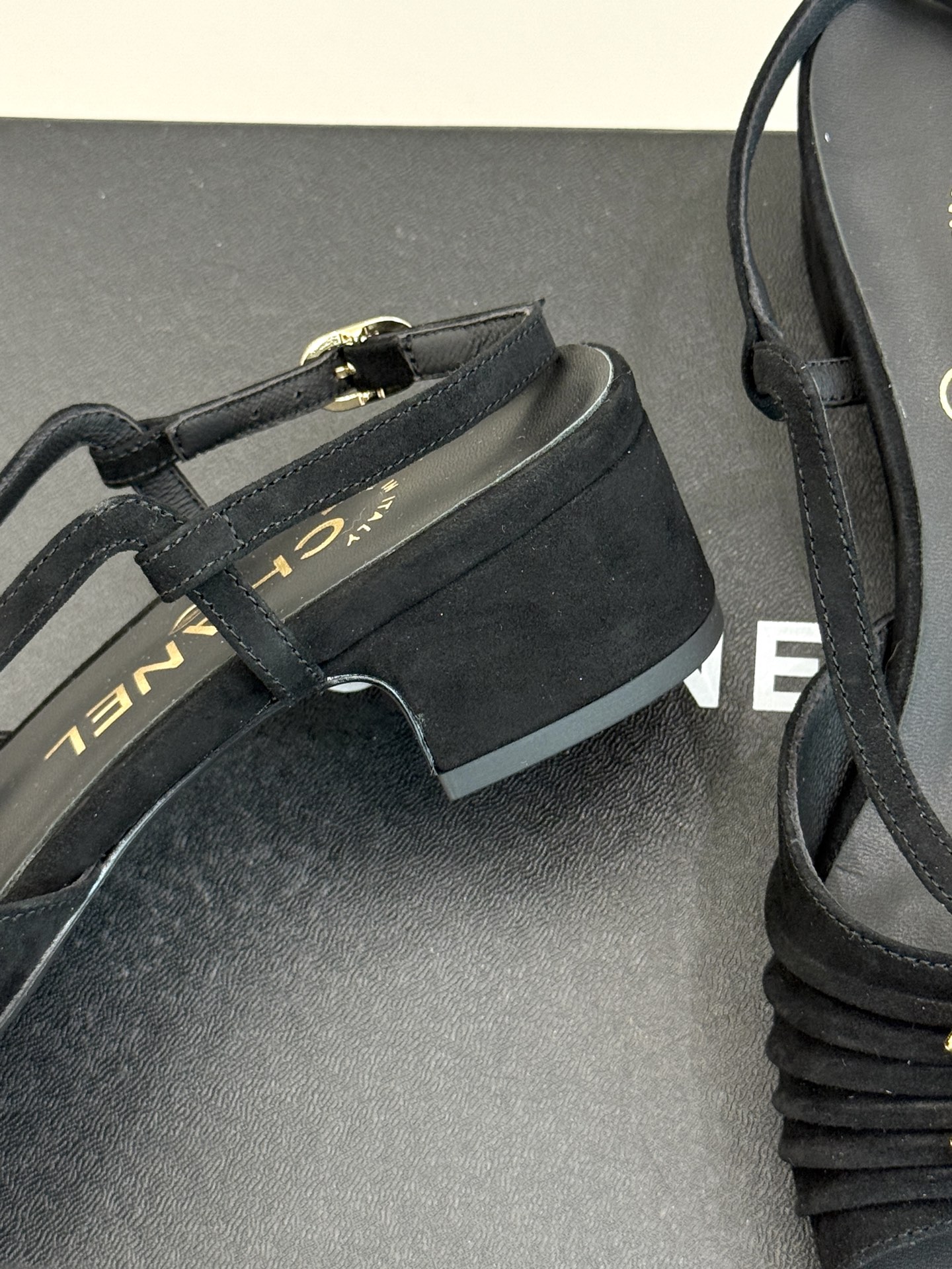
CHANE*｜小香25。春夏新品
双C粗跟凉鞋
香奶奶家一贯的优雅名媛气质
高级感十足！上脚非常nic