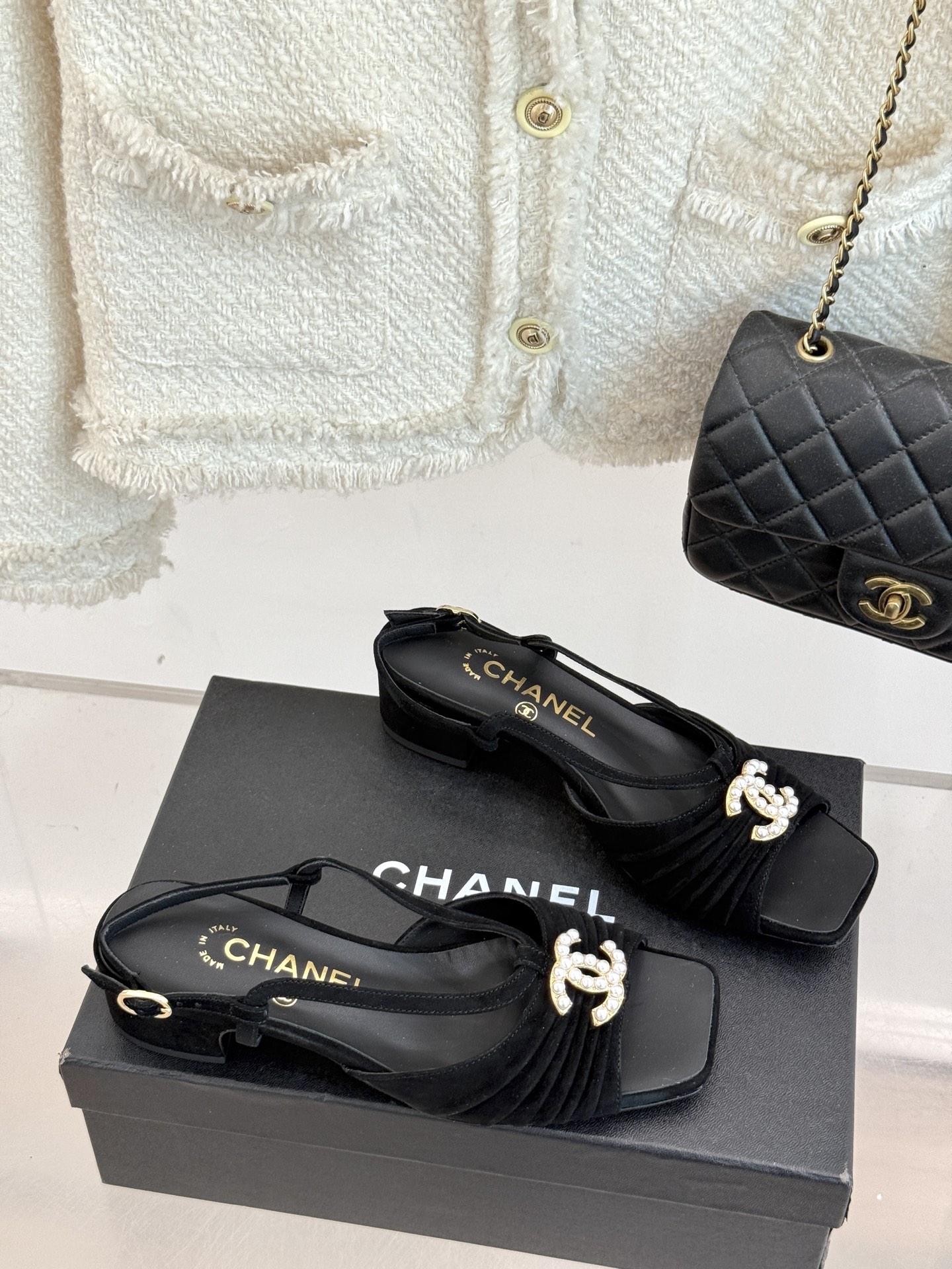 
CHANE*｜小香25。春夏新品
双C粗跟凉鞋
香奶奶家一贯的优雅名媛气质
高级感十足！上脚非常nic
