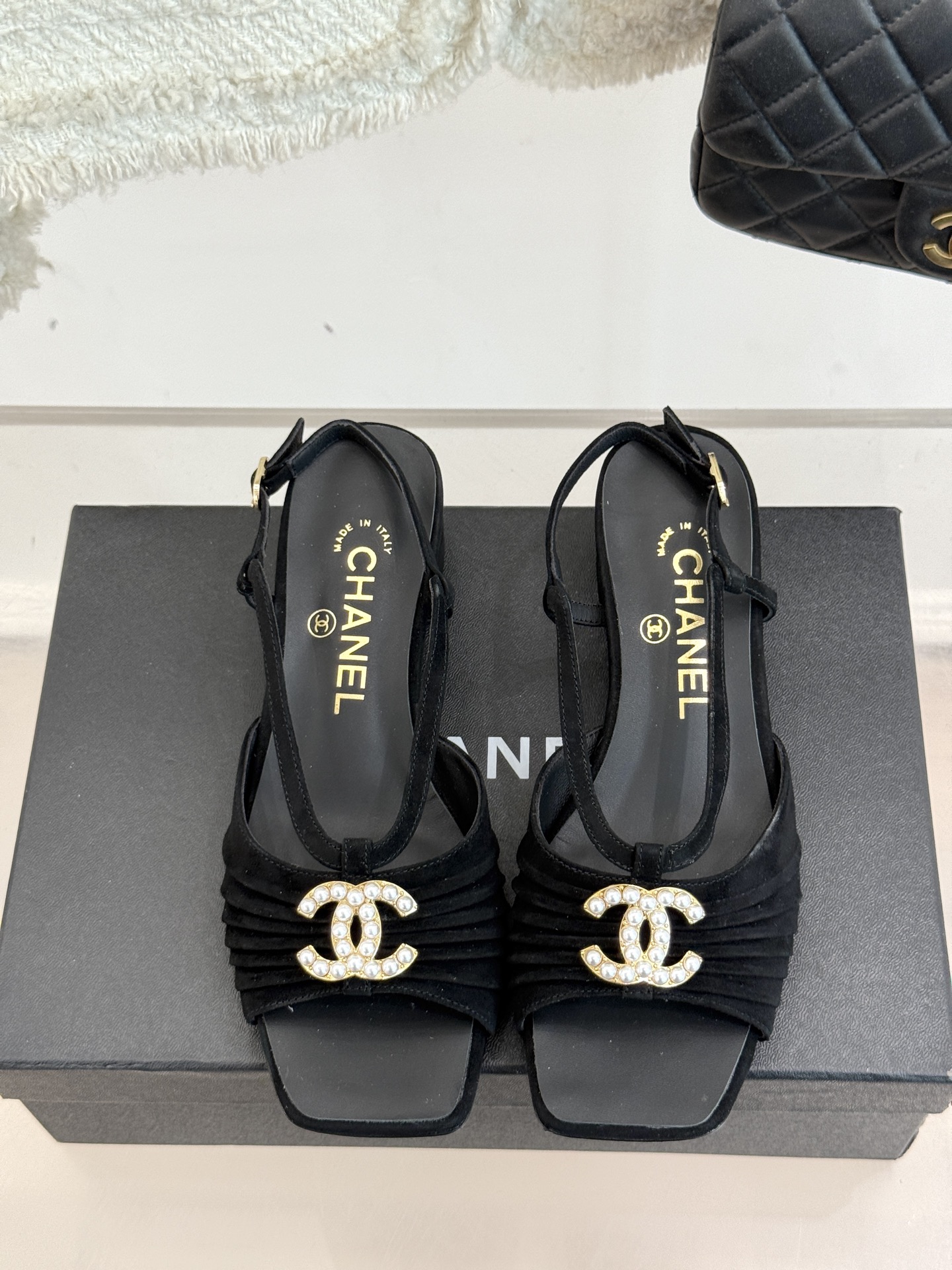 
CHANE*｜小香25。春夏新品
双C粗跟凉鞋
香奶奶家一贯的优雅名媛气质
高级感十足！上脚非常nic