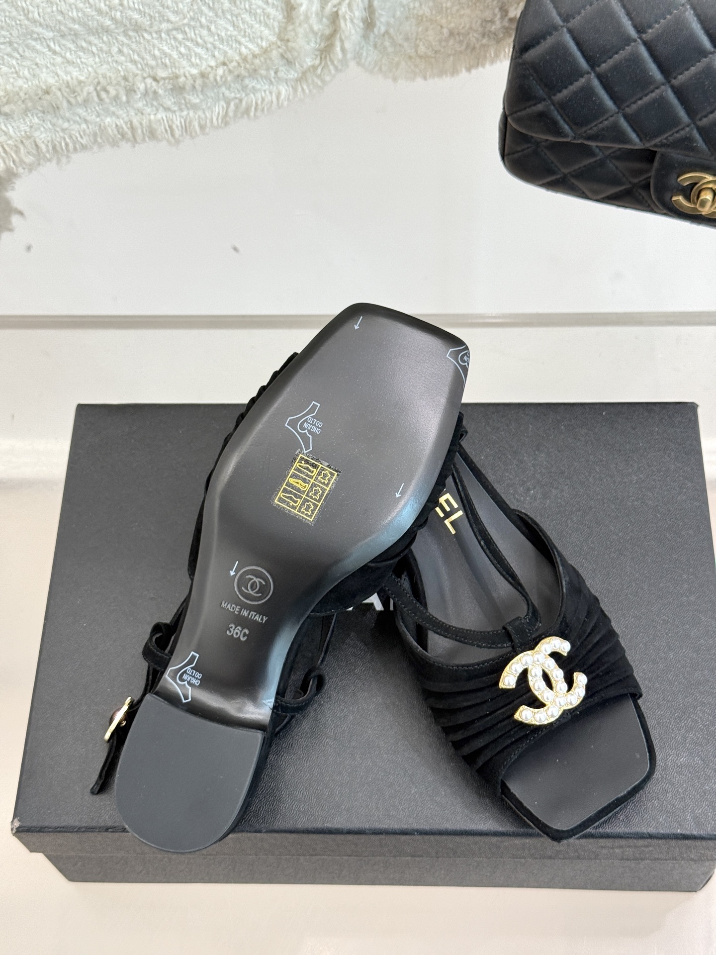 
CHANE*｜小香25。春夏新品
双C粗跟凉鞋
香奶奶家一贯的优雅名媛气质
高级感十足！上脚非常nic