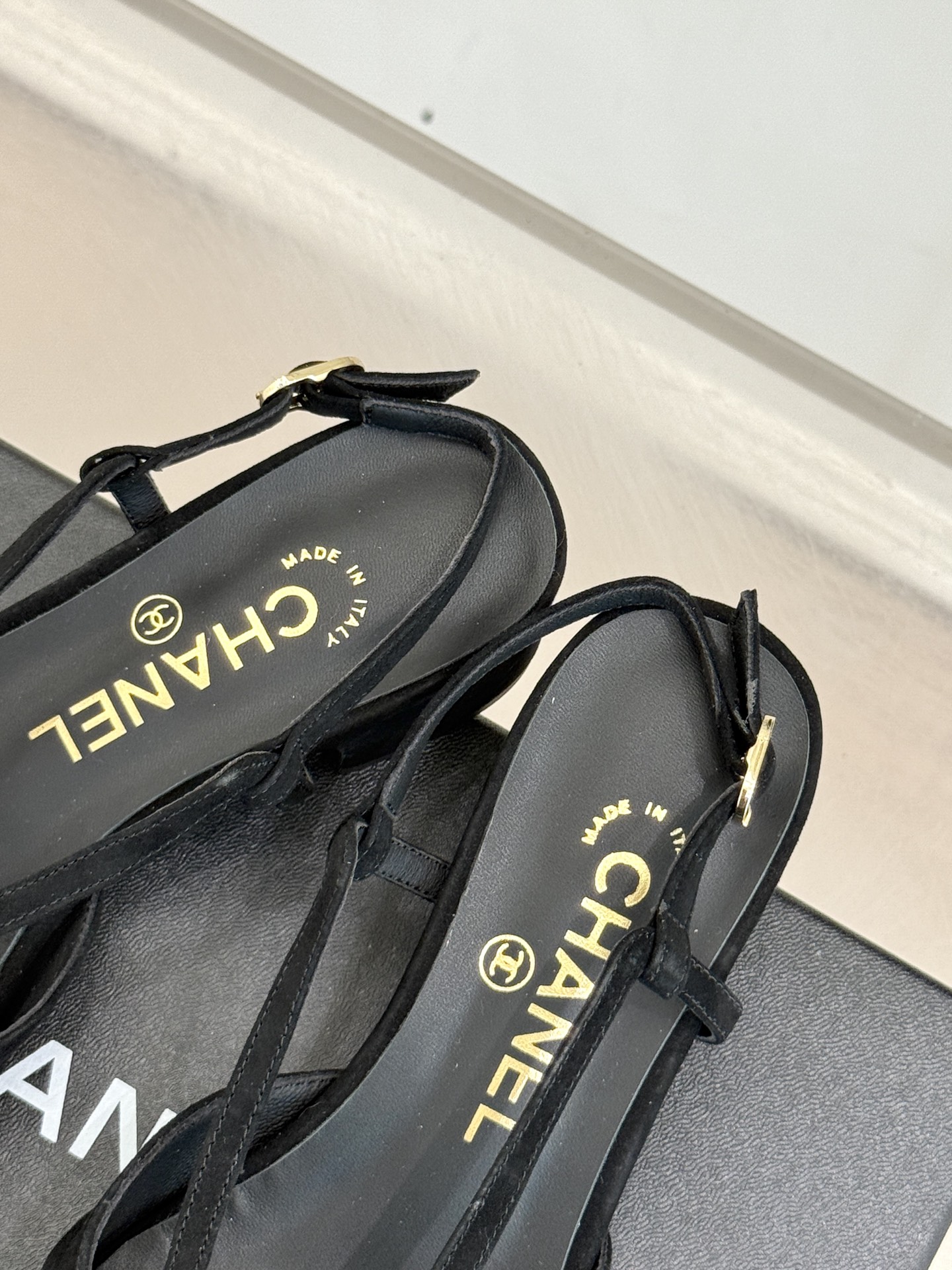 
CHANE*｜小香25。春夏新品
双C粗跟凉鞋
香奶奶家一贯的优雅名媛气质
高级感十足！上脚非常nic