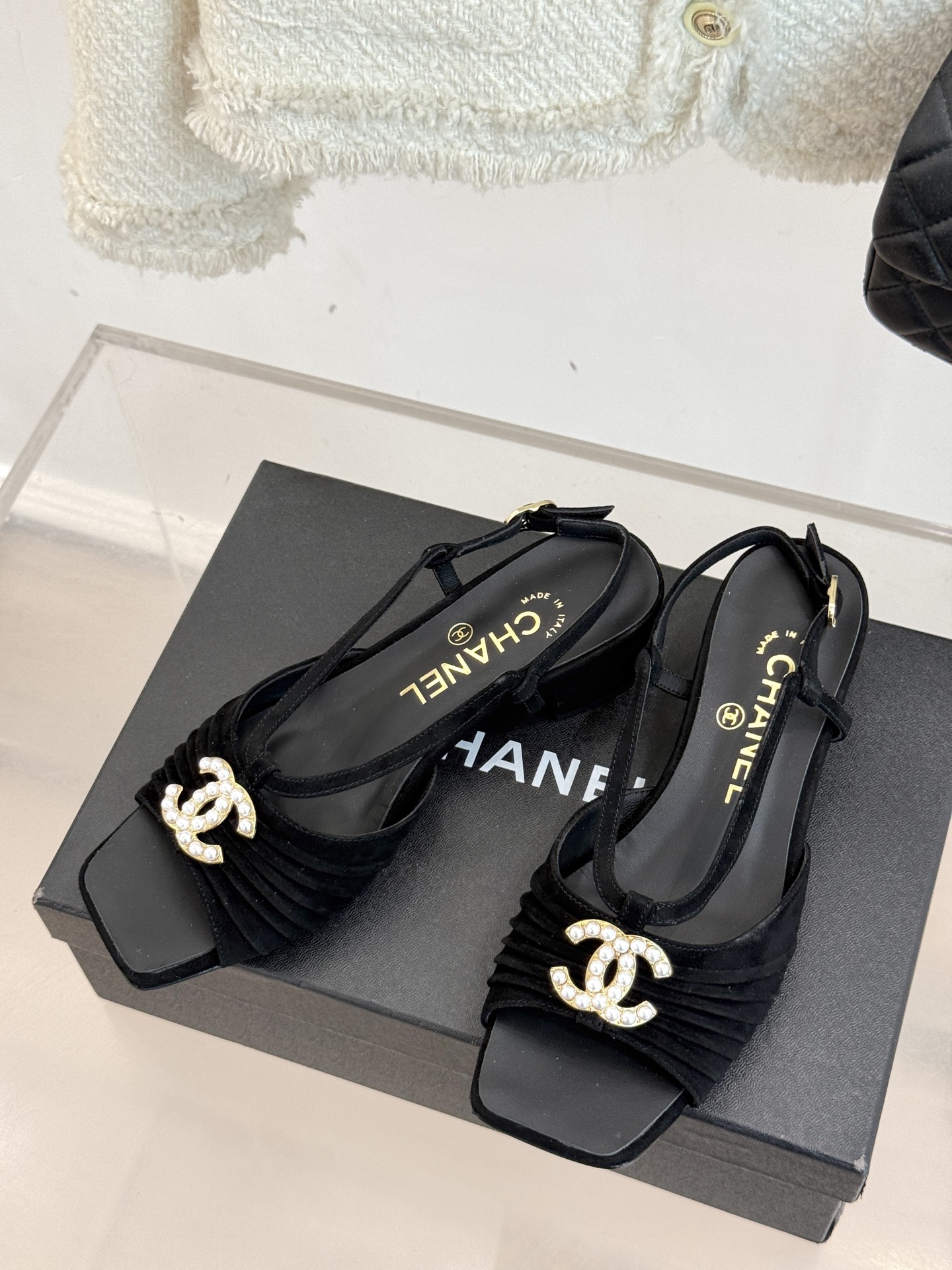 
CHANE*｜小香25。春夏新品
双C粗跟凉鞋
香奶奶家一贯的优雅名媛气质
高级感十足！上脚非常nic