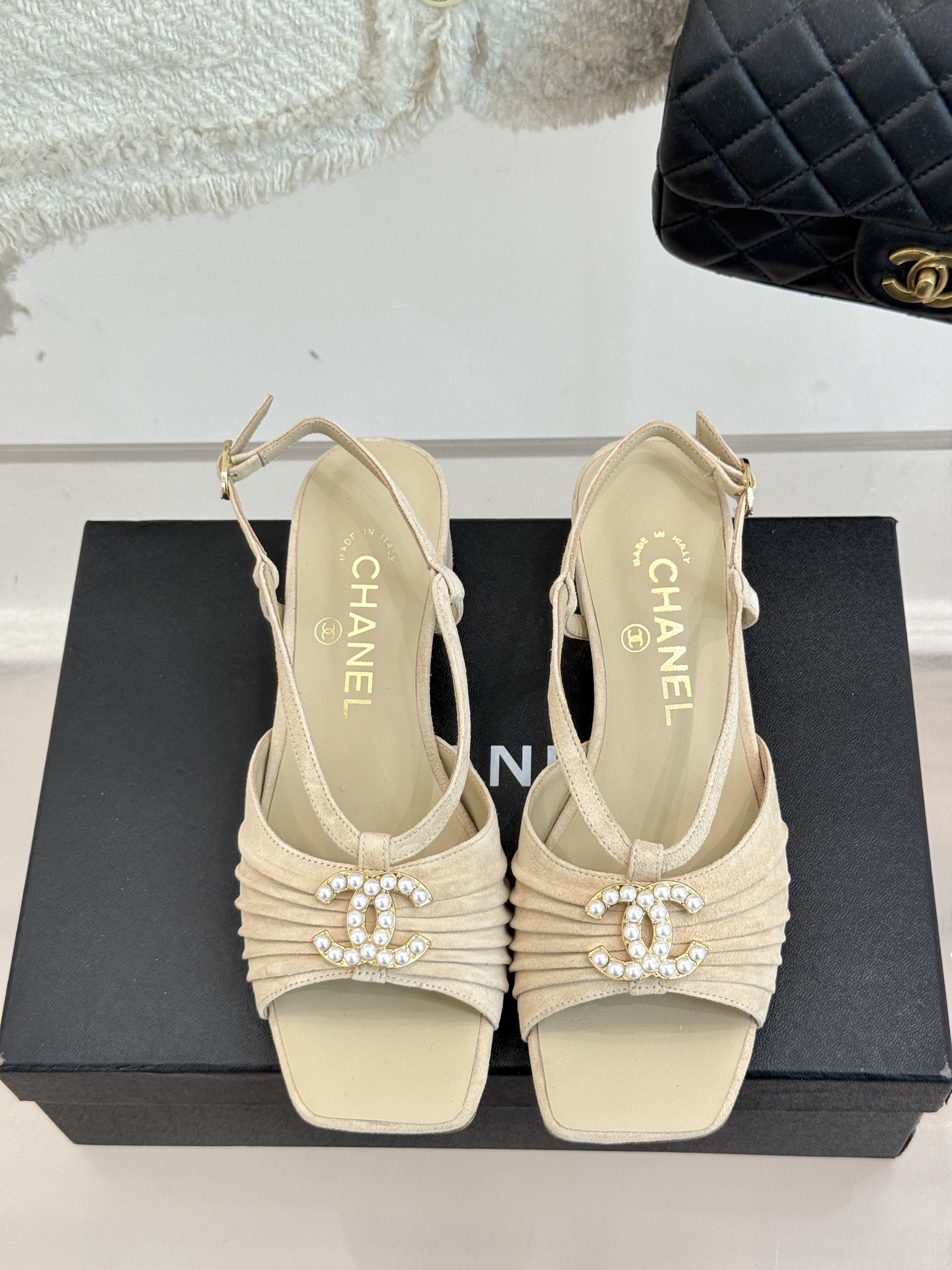 
CHANE*｜小香25。春夏新品
双C粗跟凉鞋
香奶奶家一贯的优雅名媛气质
高级感十足！上脚非常nic