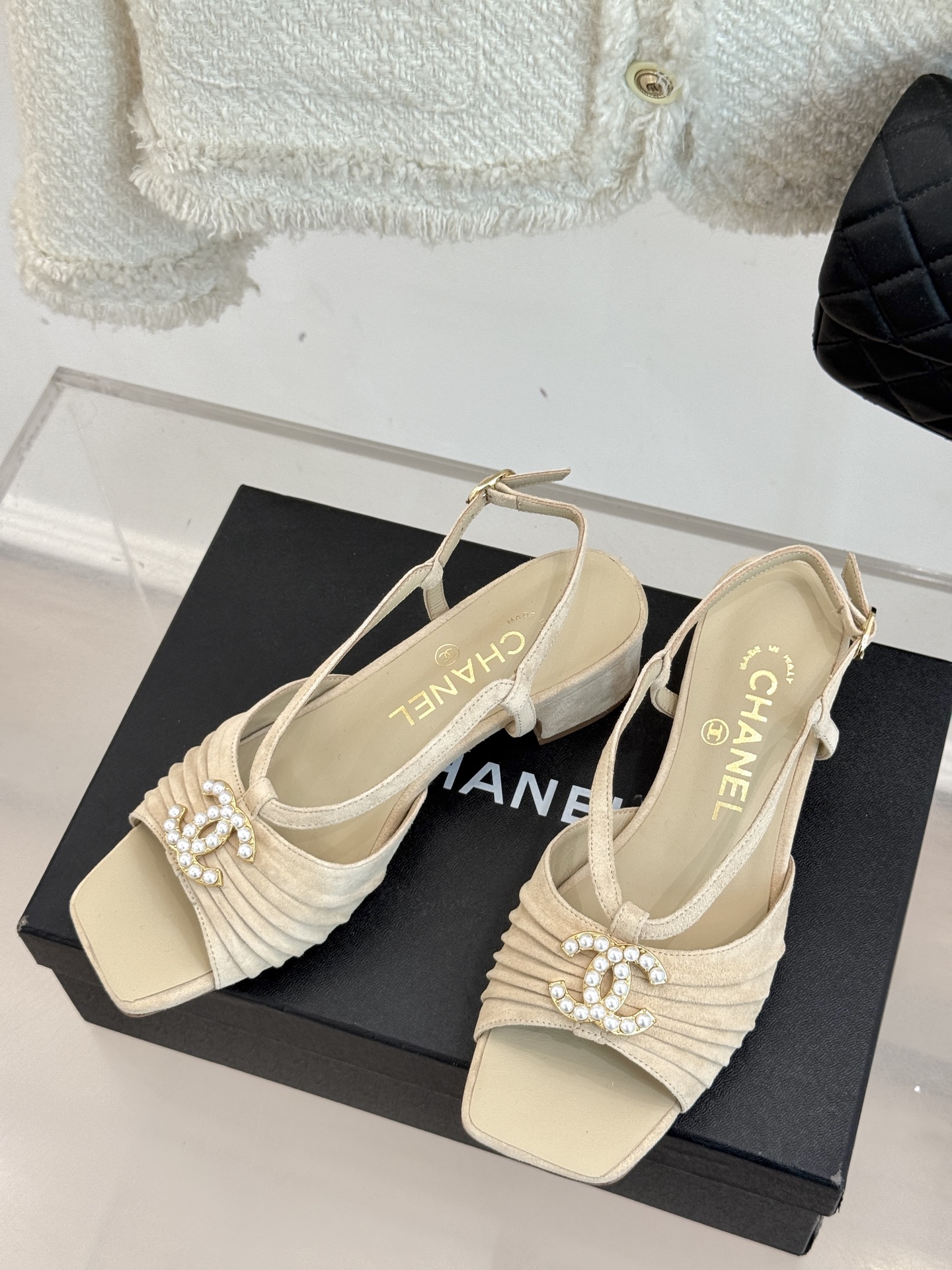 
CHANE*｜小香25。春夏新品
双C粗跟凉鞋
香奶奶家一贯的优雅名媛气质
高级感十足！上脚非常nic